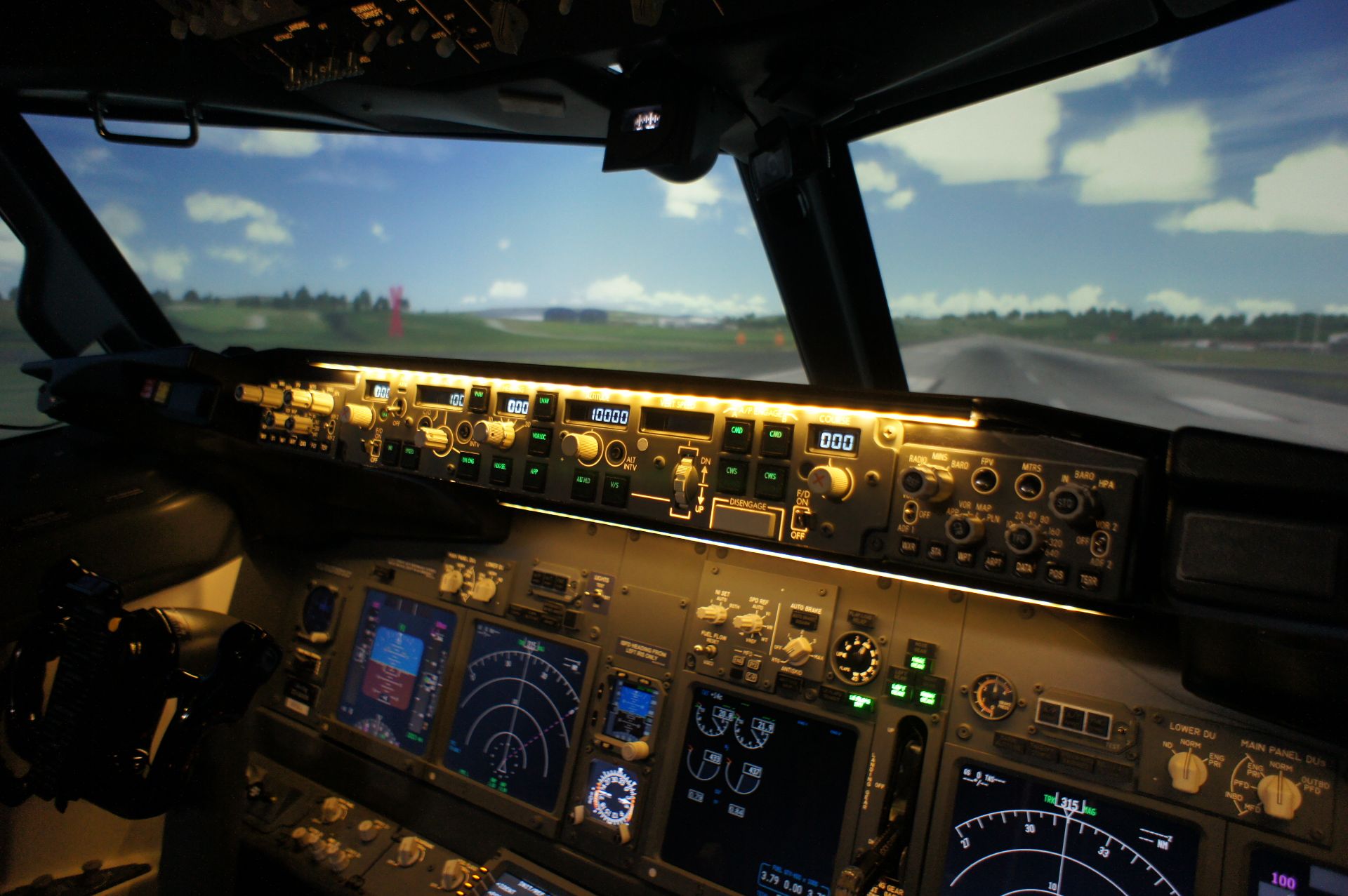 Sim World Flight Deck 737-800 Comprising of: - Fly - Image 11 of 25