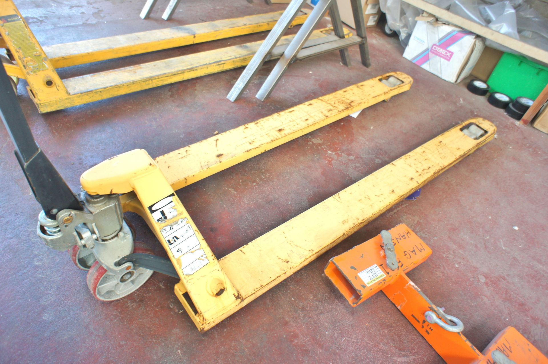 Hand Operated Long Tine Pallet Truck - Image 2 of 3