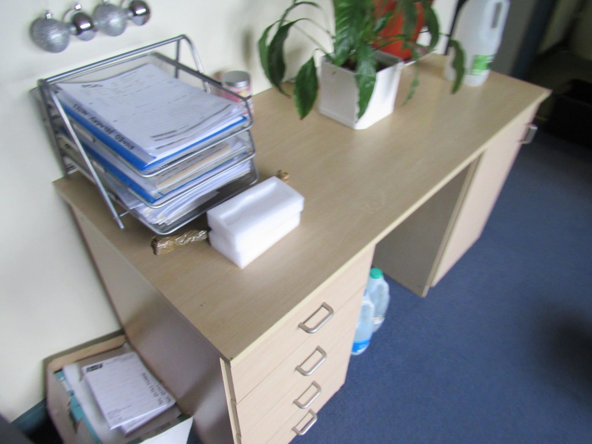 Desk, leather effect chair, Universal 4 Drawer filing cabinet (Director office) - Image 5 of 5
