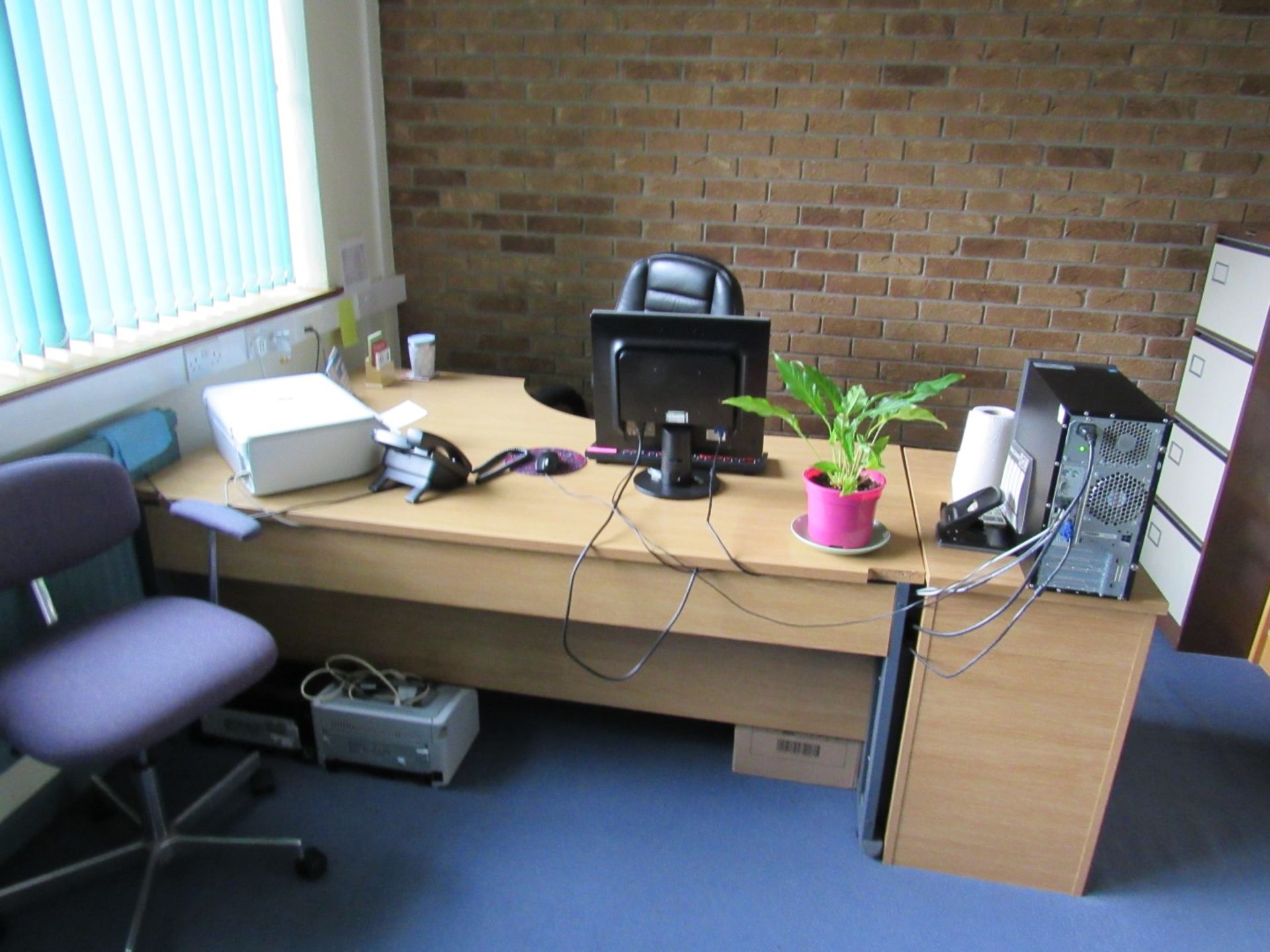 Desk, leather effect chair, Universal 4 Drawer filing cabinet (Director office) - Image 2 of 5
