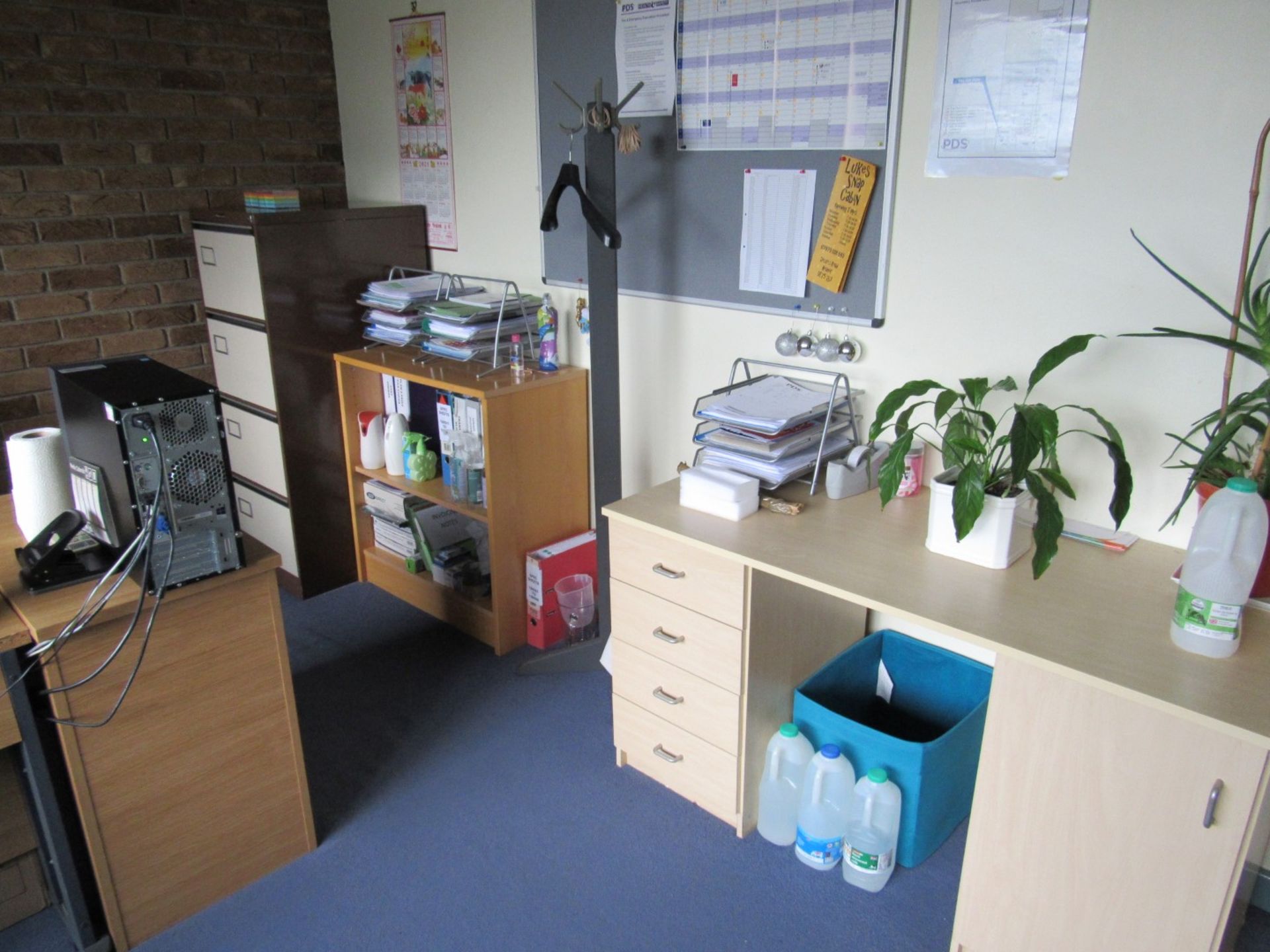 Desk, leather effect chair, Universal 4 Drawer filing cabinet (Director office) - Image 3 of 5
