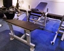 Unbadged plate loaded hip thruster