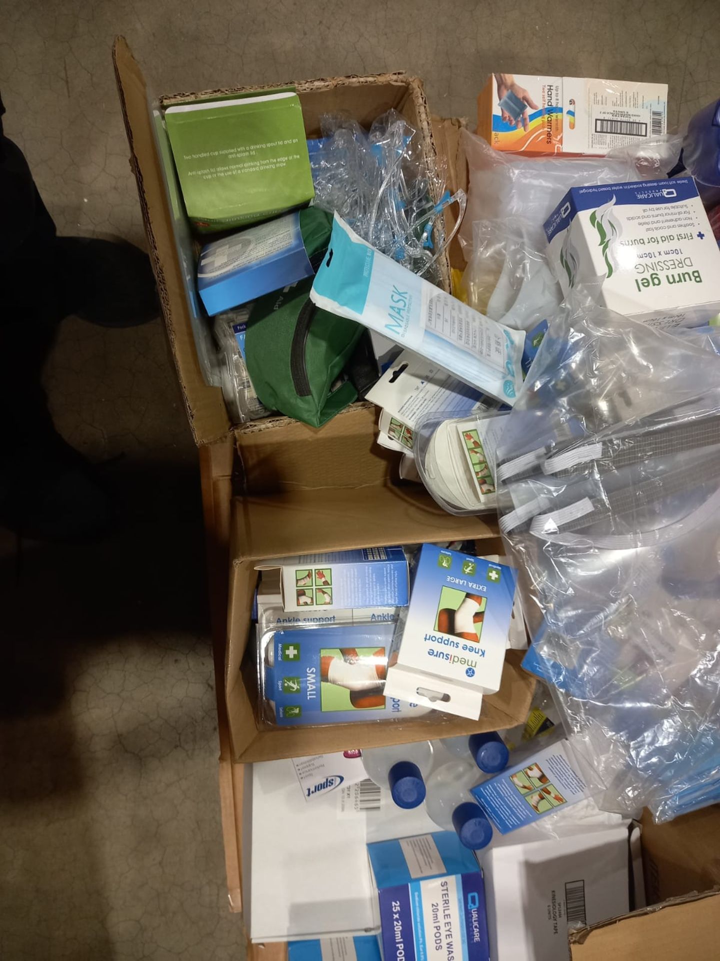 Contents of pallet to include Medisure limb supports, hand warmers, heat sprays and eye wash - Image 4 of 5