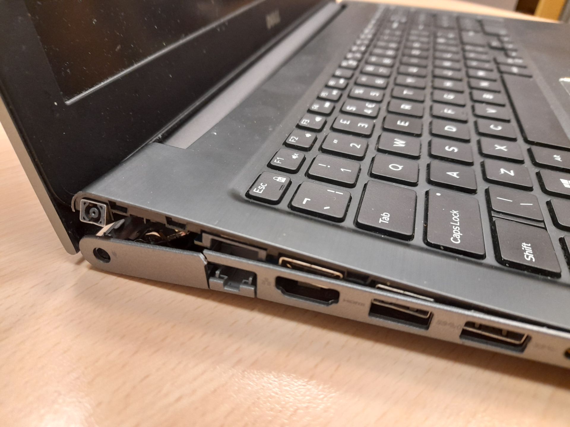 Dell Vostro P62F laptop, with Intel Core i5 7th Gen, Serial Number: 6BMGKP2, Year: 2018 Damage to - Image 4 of 4