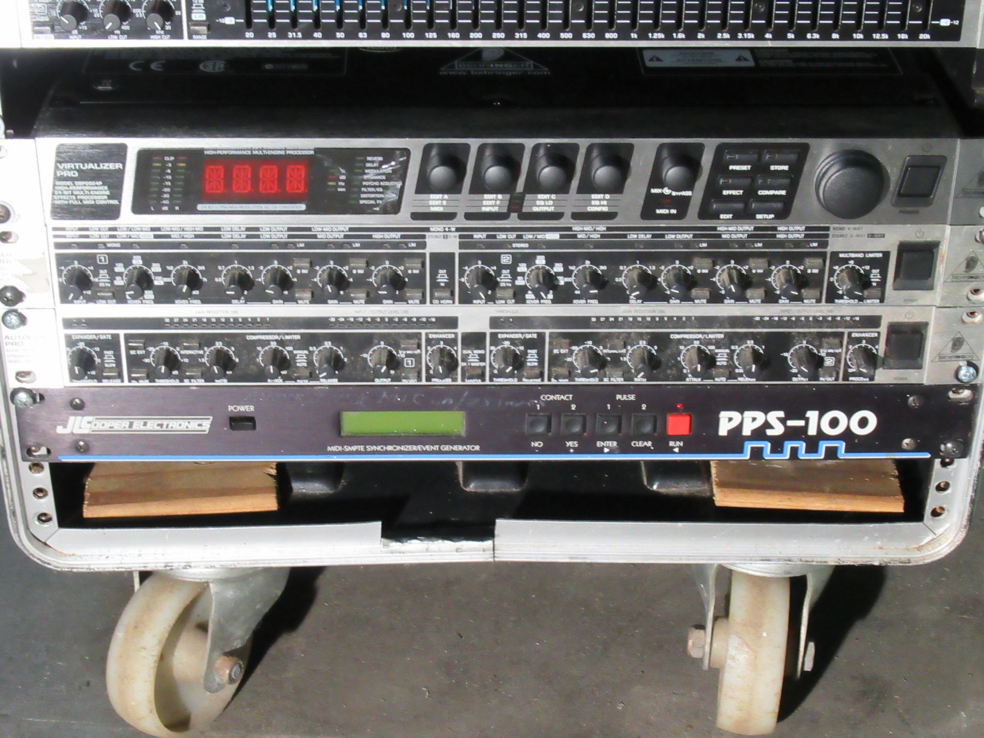 Flight Case containing: 2 x Behringer Ultragraph Pro HD Stero Graphic Equalisers with FBQ Feedback D - Image 2 of 4