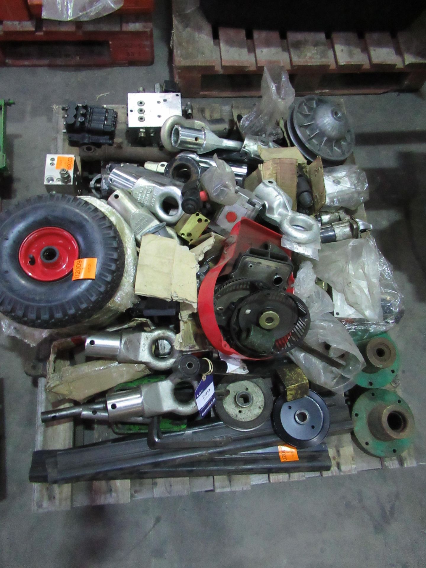 Pallet of assorted vehicle/ automotive spares