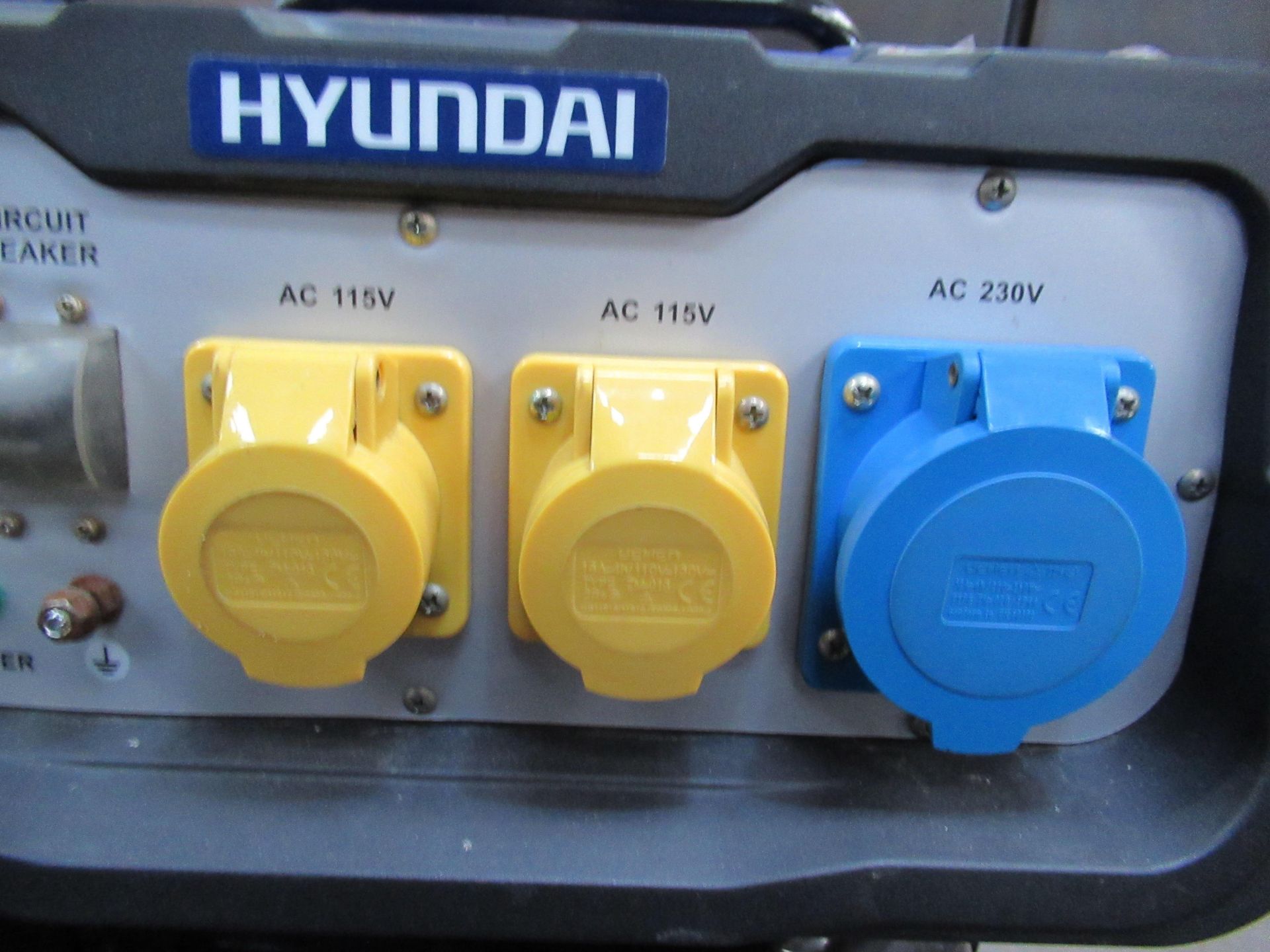 A Hyundai HY7000LEK-2 5.0-5.5Kw 110V and 240V Petrol Generator (Working Condition) - Image 9 of 9