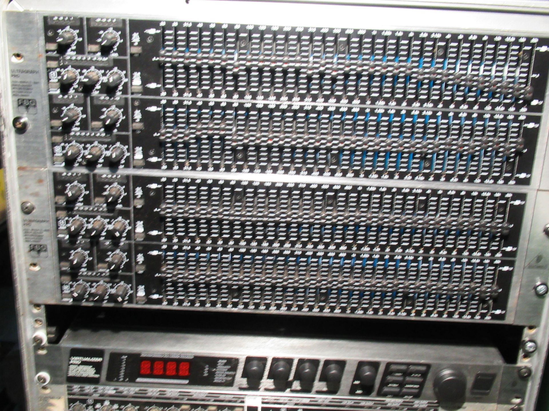 Flight Case containing: 2 x Behringer Ultragraph Pro HD Stero Graphic Equalisers with FBQ Feedback D - Image 3 of 4