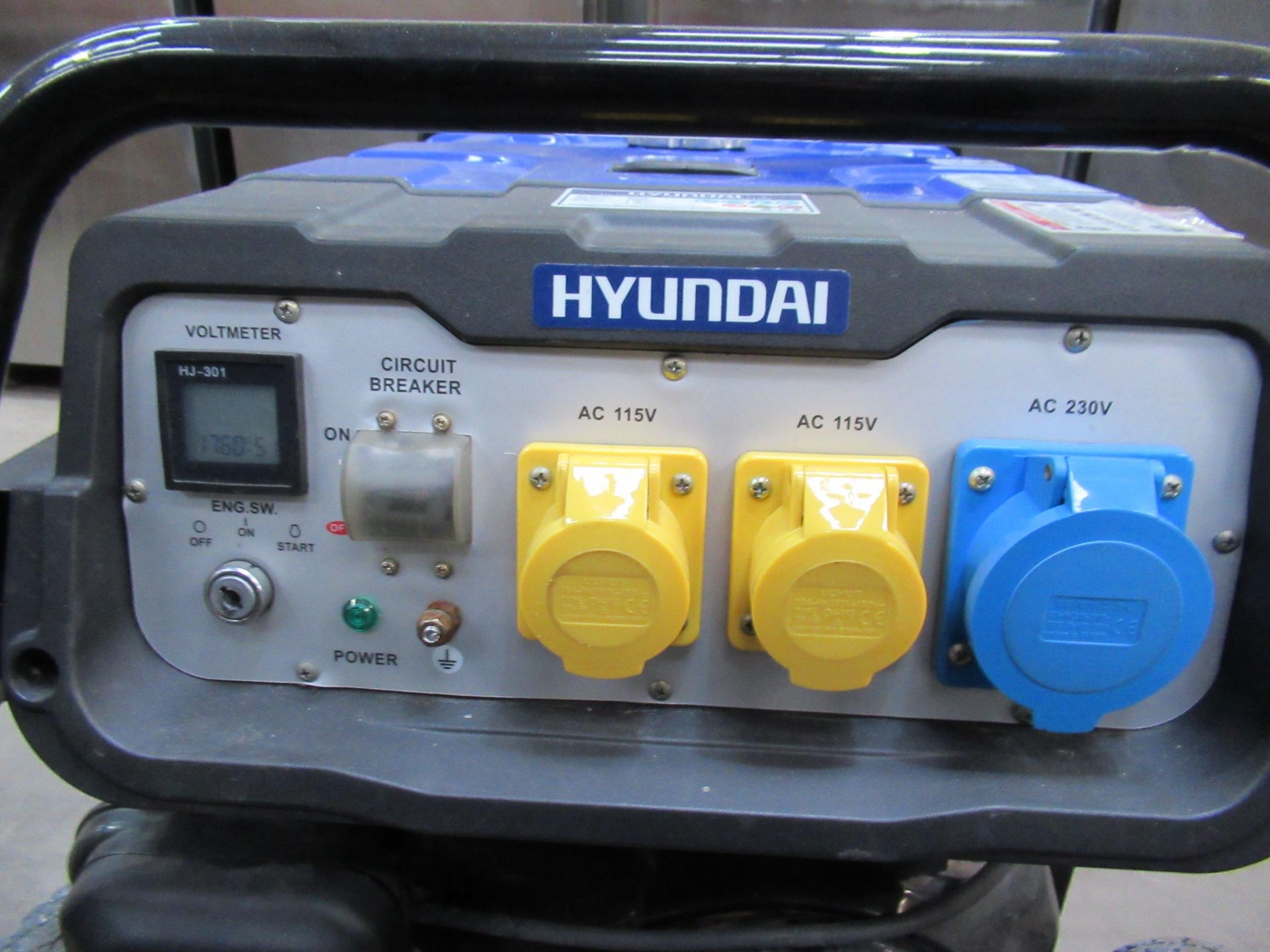 A Hyundai HY7000LEK-2 5.0-5.5Kw 110V and 240V Petrol Generator (Working Condition) - Image 7 of 9