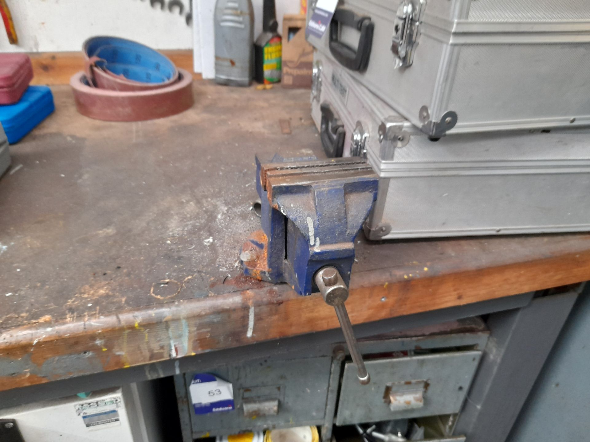 Wooden topped fabricated workbench with large engineers vice - Image 4 of 5