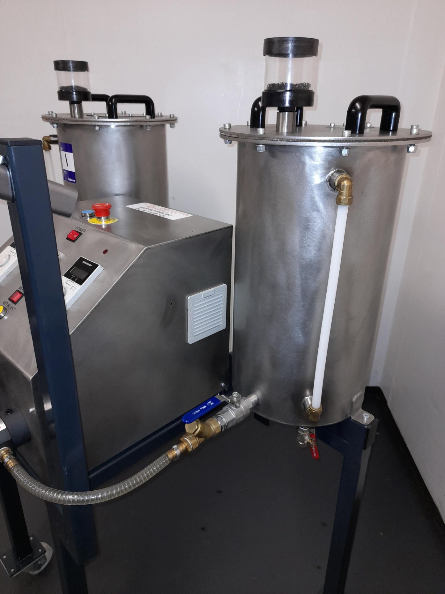 Twin tank mixing system with spray gun, 20L capacity tanks, two chemical metering system, with - Image 6 of 8