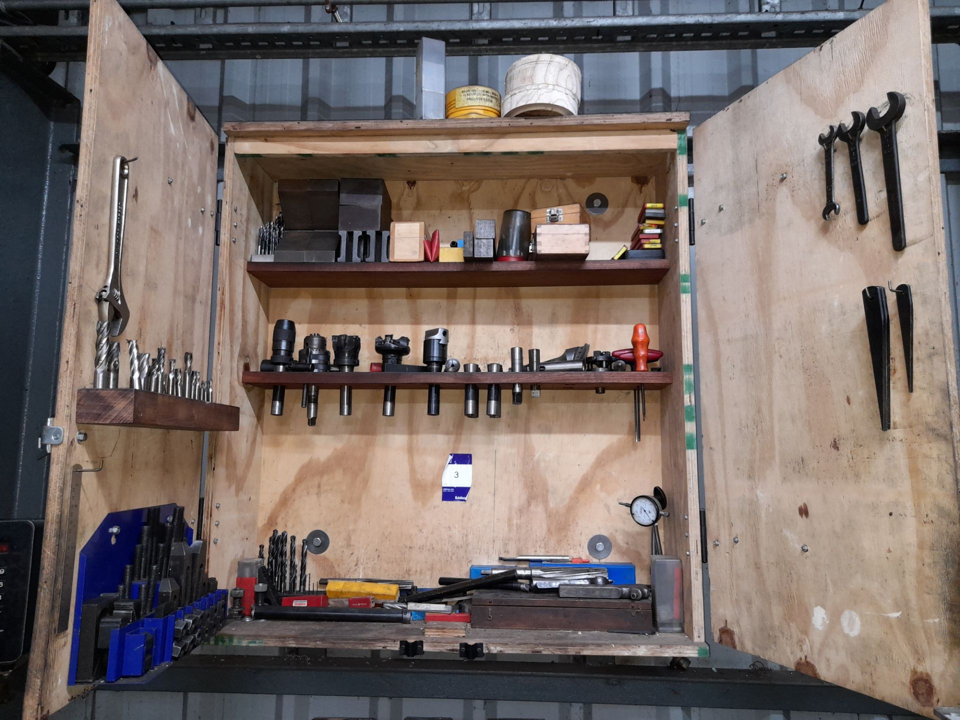 Quantity of machine tools, drills etc. to cabinet (cabinet included)