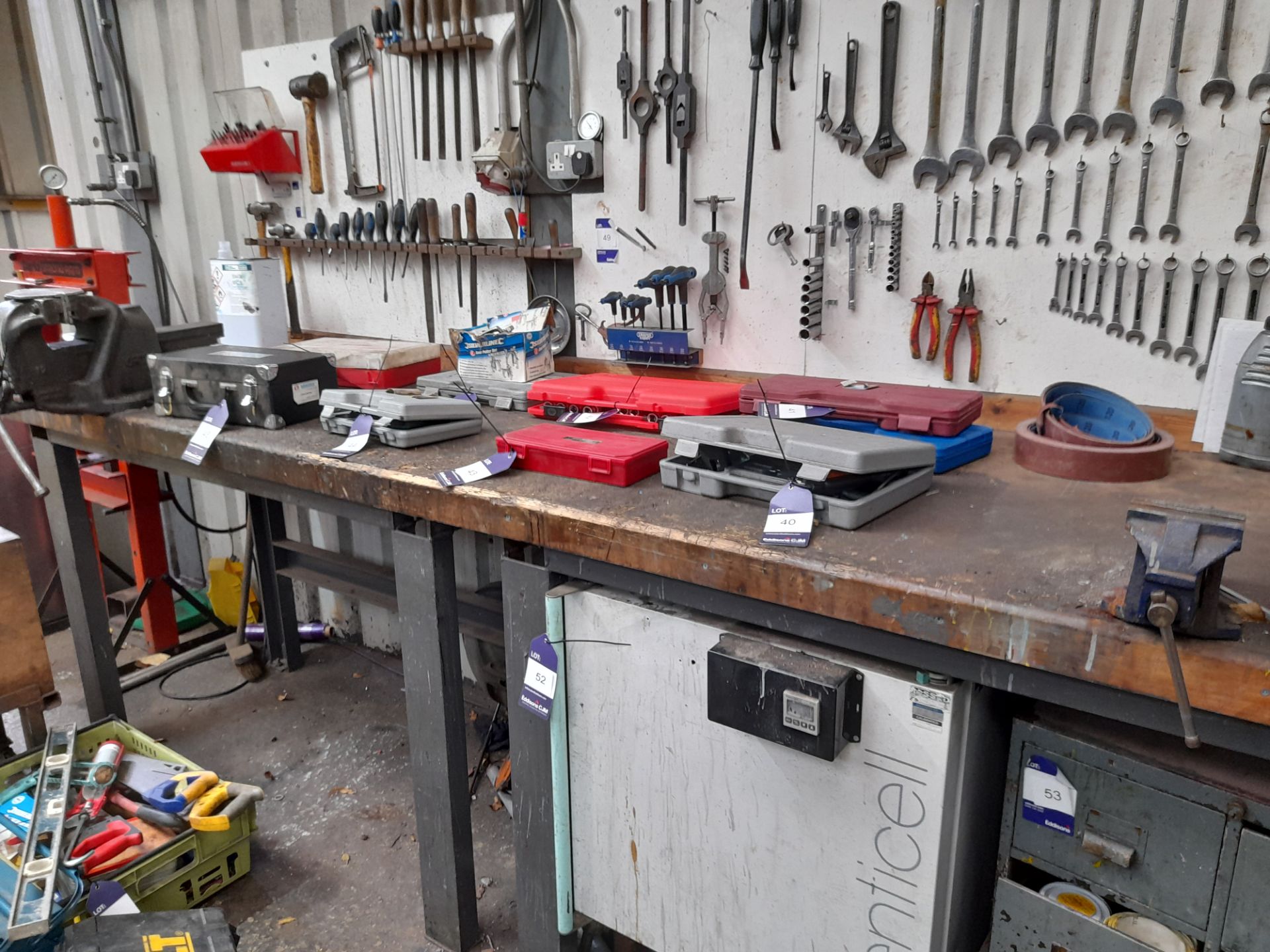 Wooden topped fabricated workbench with large engineers vice - Image 5 of 5