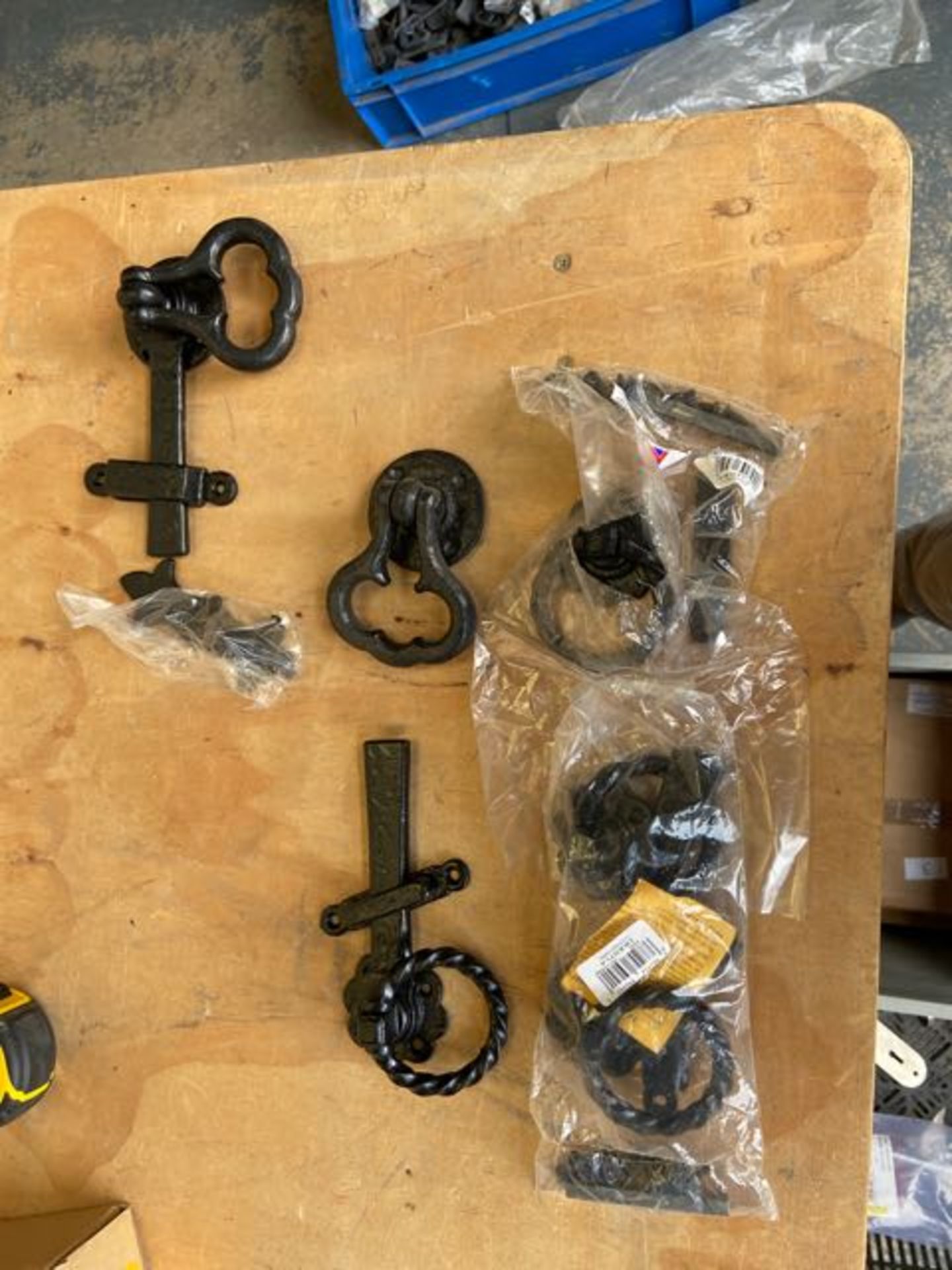 Large quantity of gate ironmongery, primarily Kirkpatrick brand, ring latches and handles - Image 12 of 20