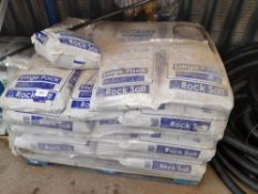 Large quantity of bagged rock salt, to pallet