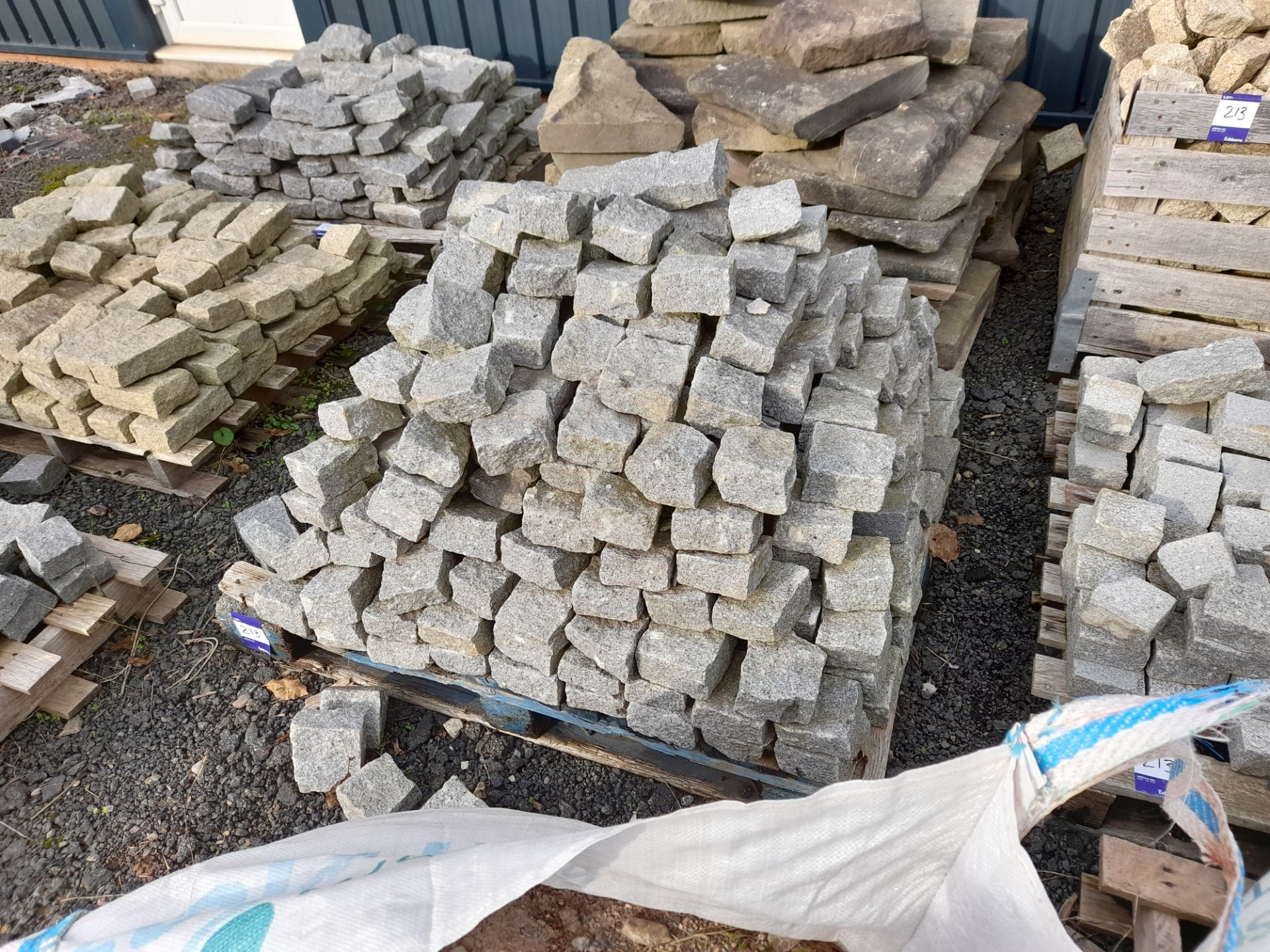 Assortment of cobbles to 6 x pallets / stillages - Image 2 of 5