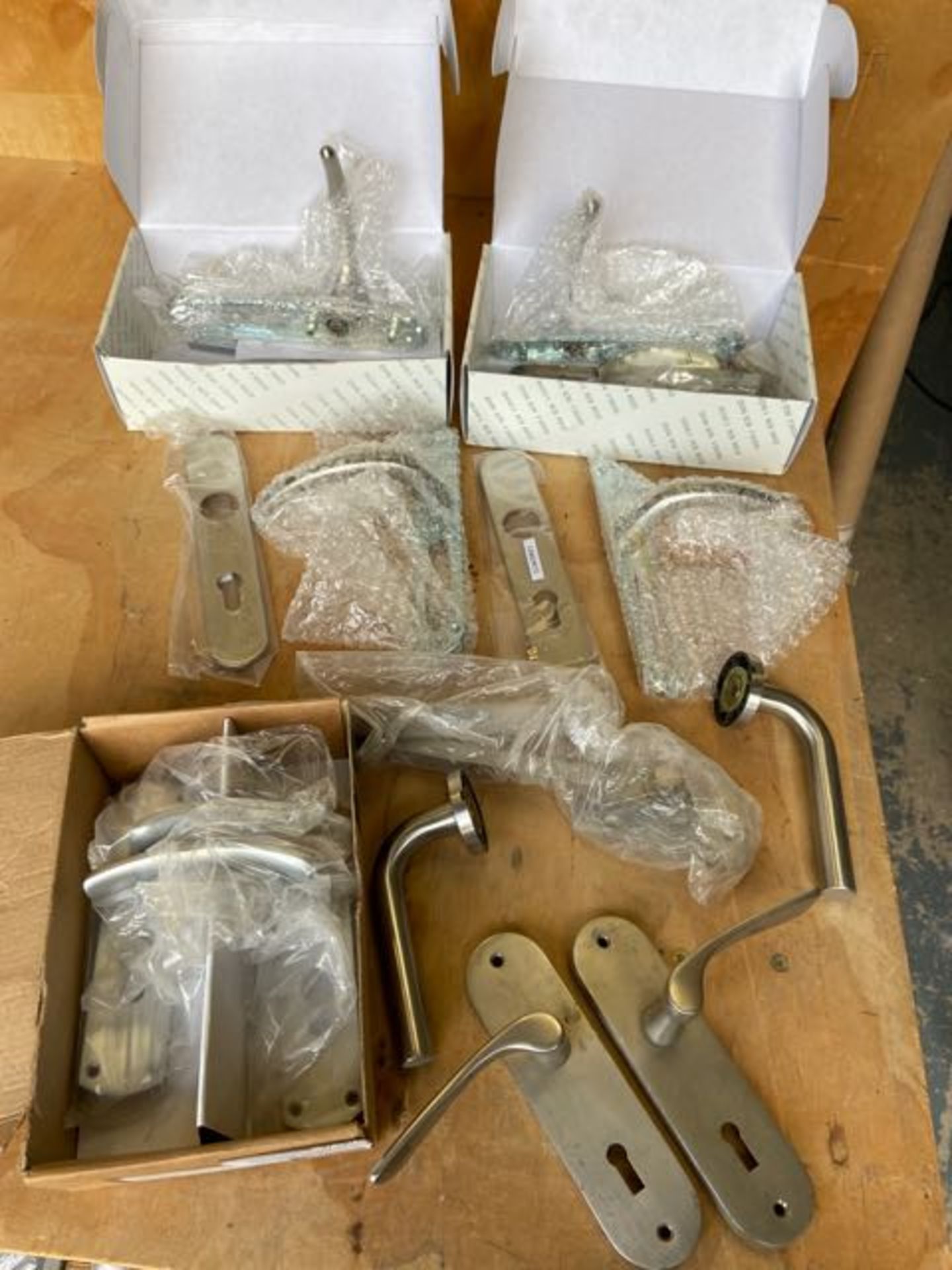 Large quantity of gate ironmongery, primarily Kirkpatrick brand, ring latches and handles - Image 19 of 20