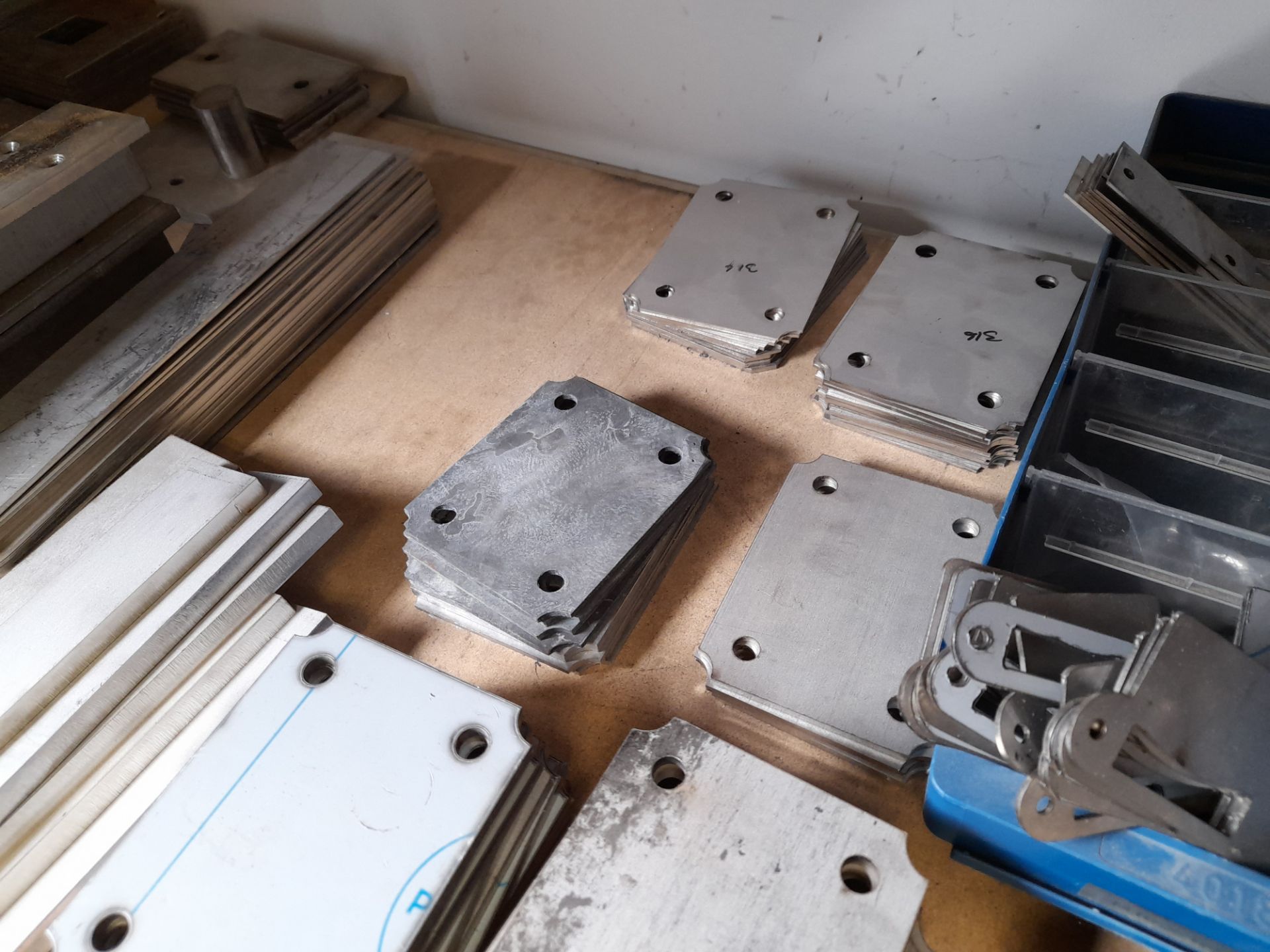 Assortment of stainless steel gate hinges and sundry items - Image 8 of 12