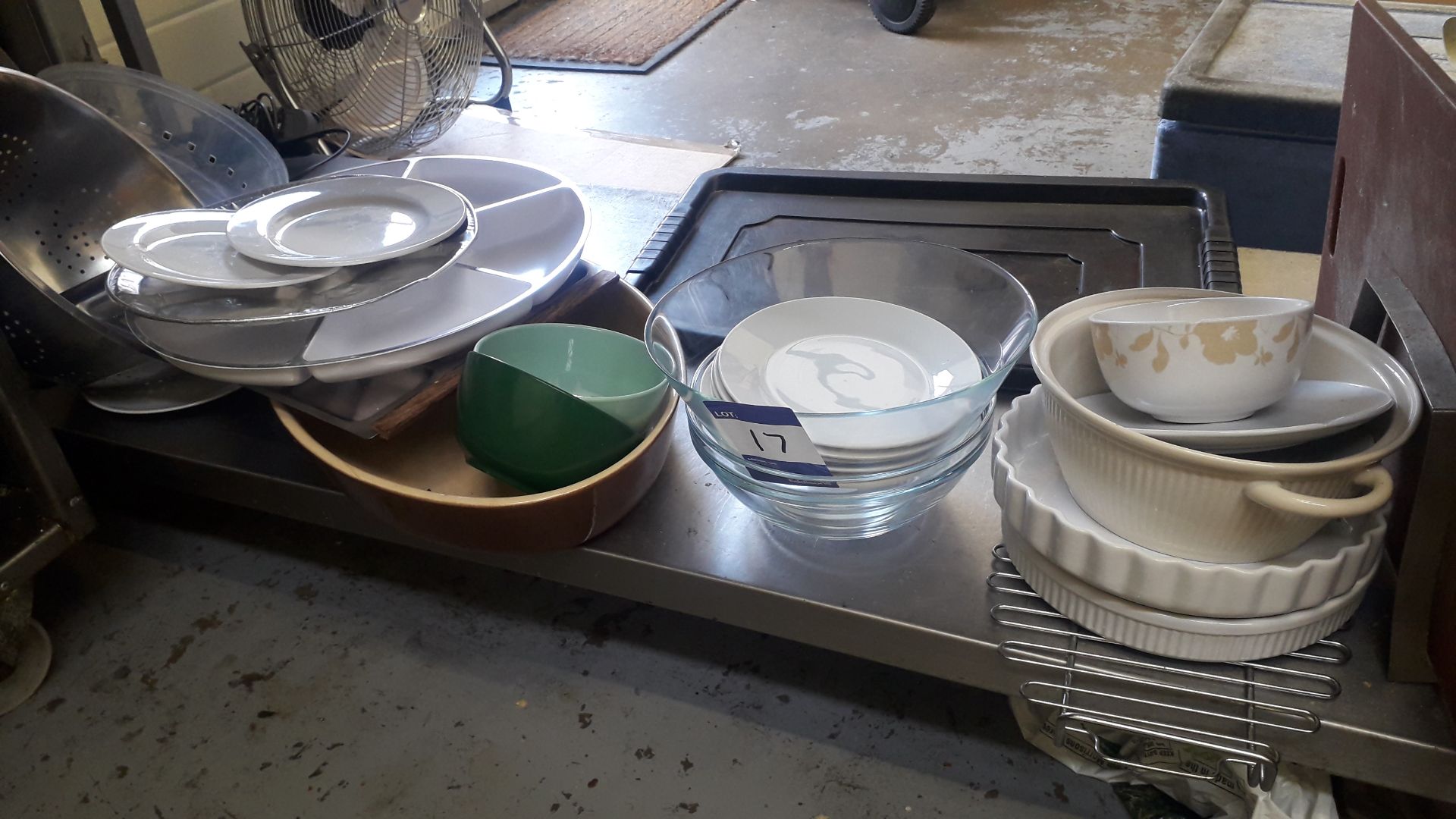 Quantity of various cookware & kitchenware to include pots, mixing bowls, trays, containers etc. - Image 3 of 4
