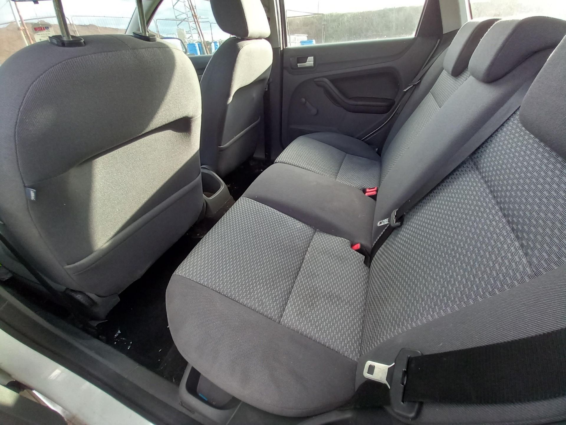 2005 Ford Focus LX Estate Car - Image 7 of 9