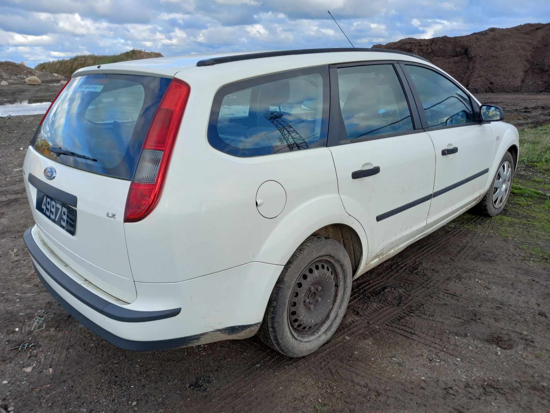 2005 Ford Focus LX Estate Car - Image 2 of 9