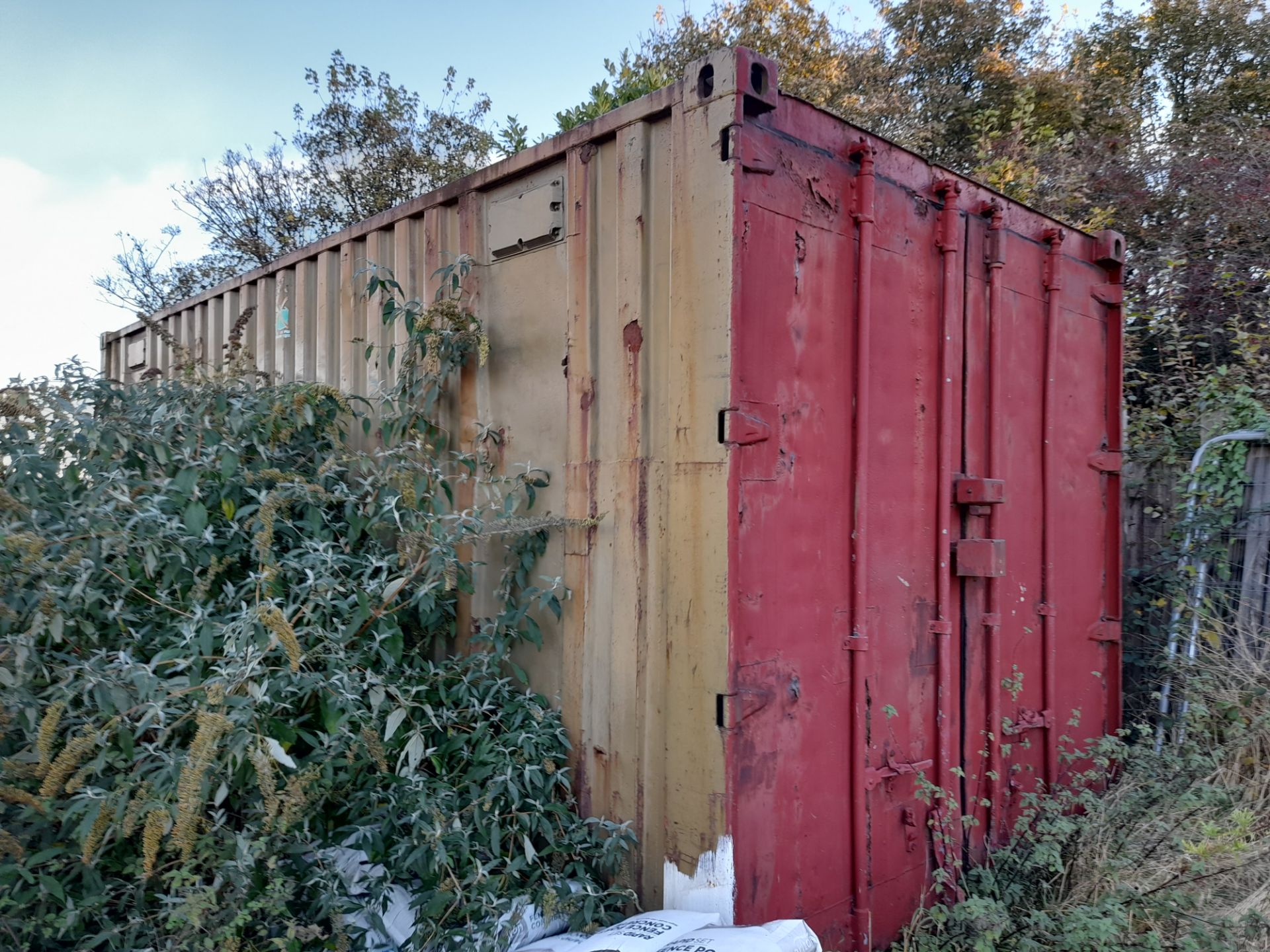 20ft Shipping Container (All contents must be removed by the purchaser – a deposit of £500 will be - Image 2 of 6