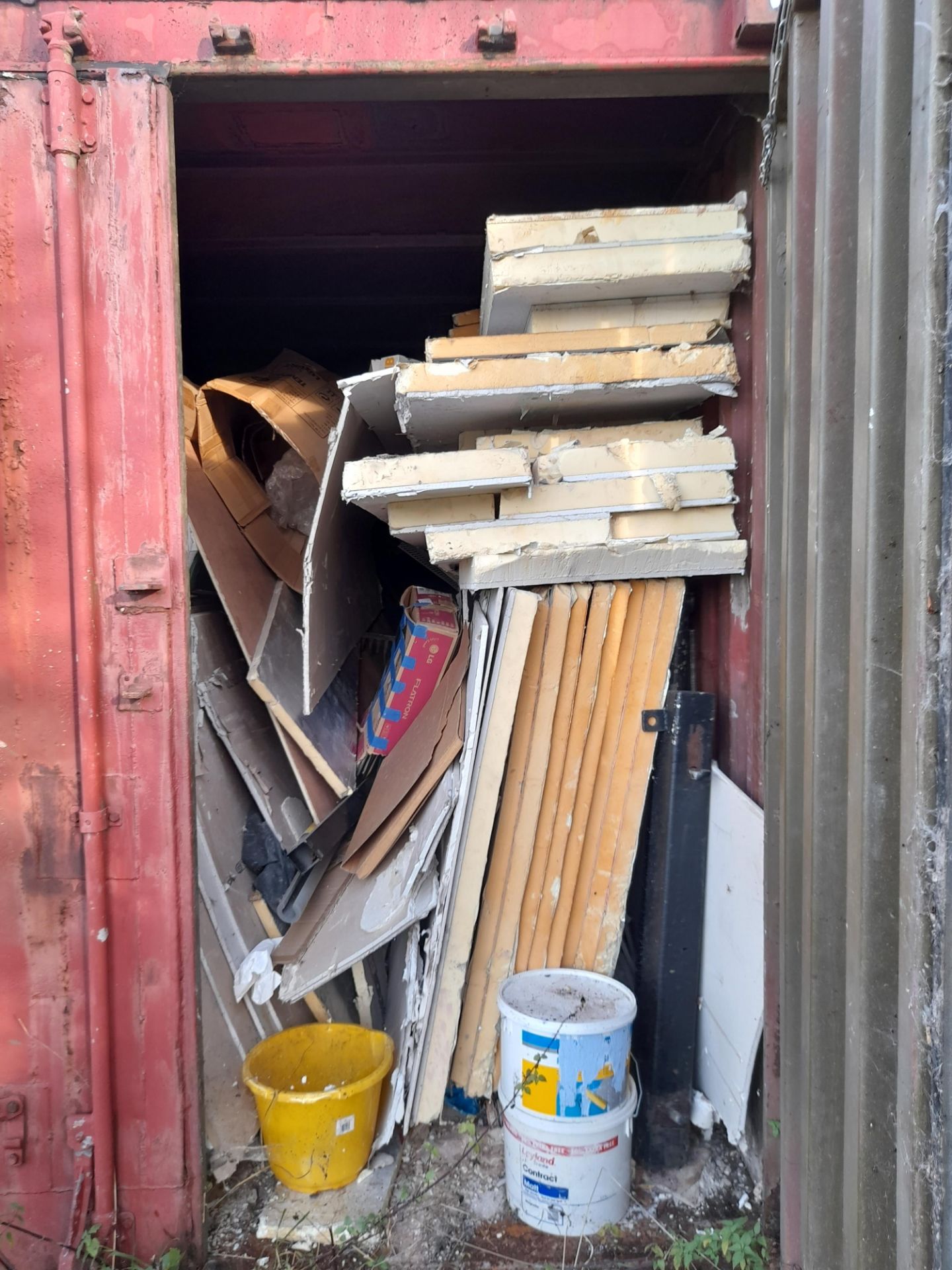 20ft Shipping Container (All contents must be removed by the purchaser – a deposit of £500 will be - Image 3 of 6