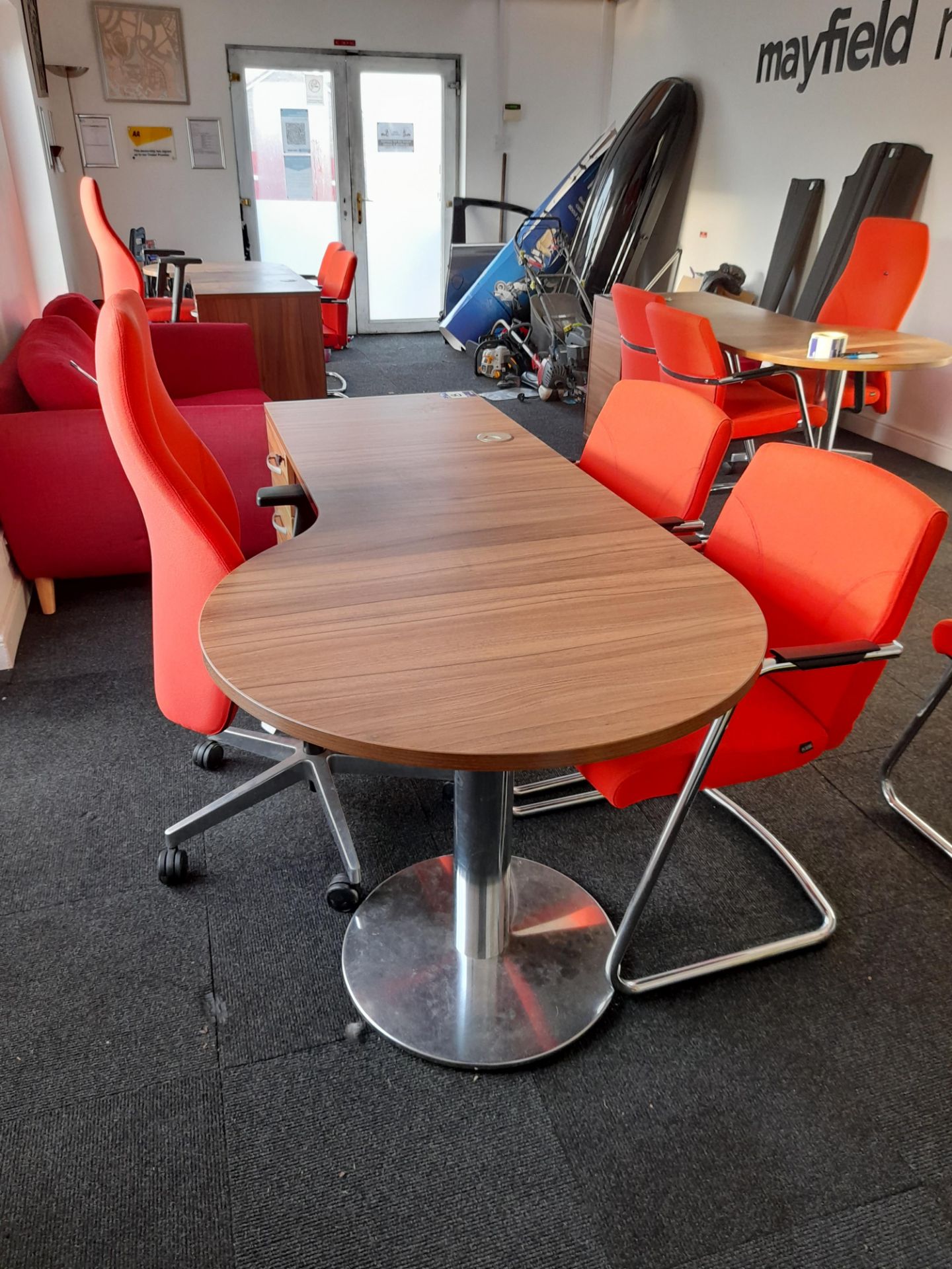 Single pedestal desk, swivel chair and 2 – arm chairs - Image 3 of 4