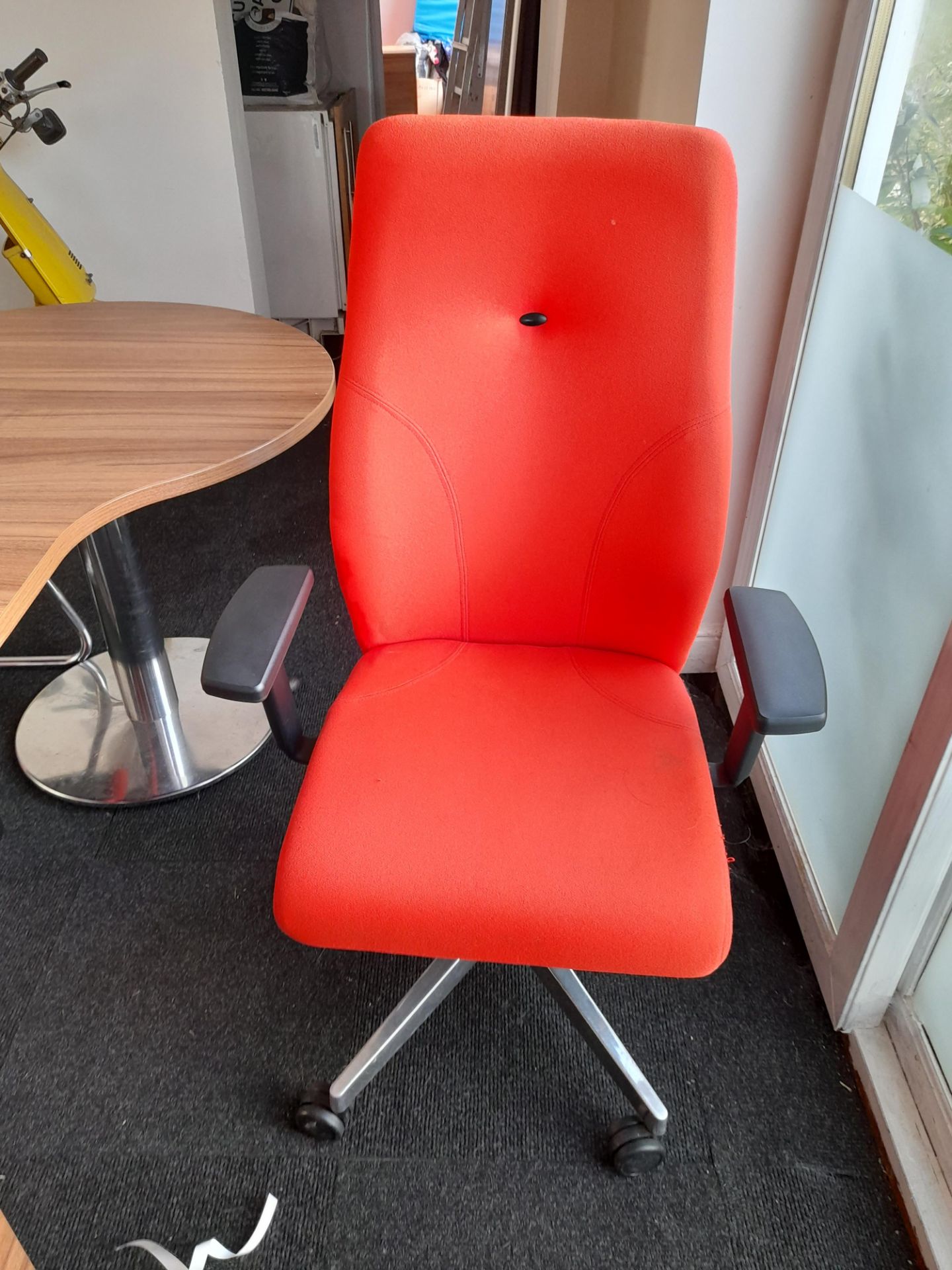 Single pedestal desk, swivel chair and 2 – arm chairs - Image 4 of 4