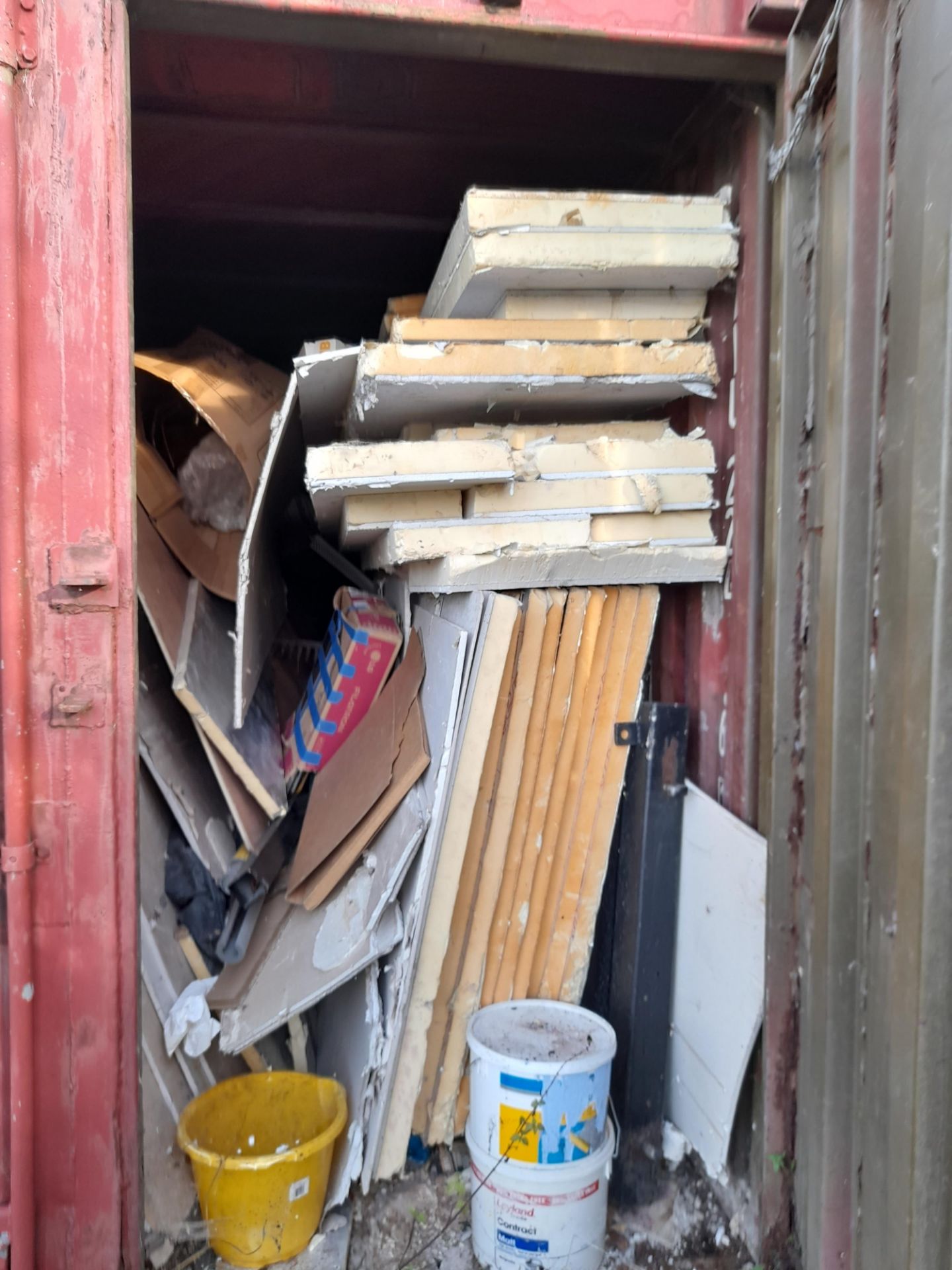 20ft Shipping Container (All contents must be removed by the purchaser – a deposit of £500 will be - Image 6 of 6