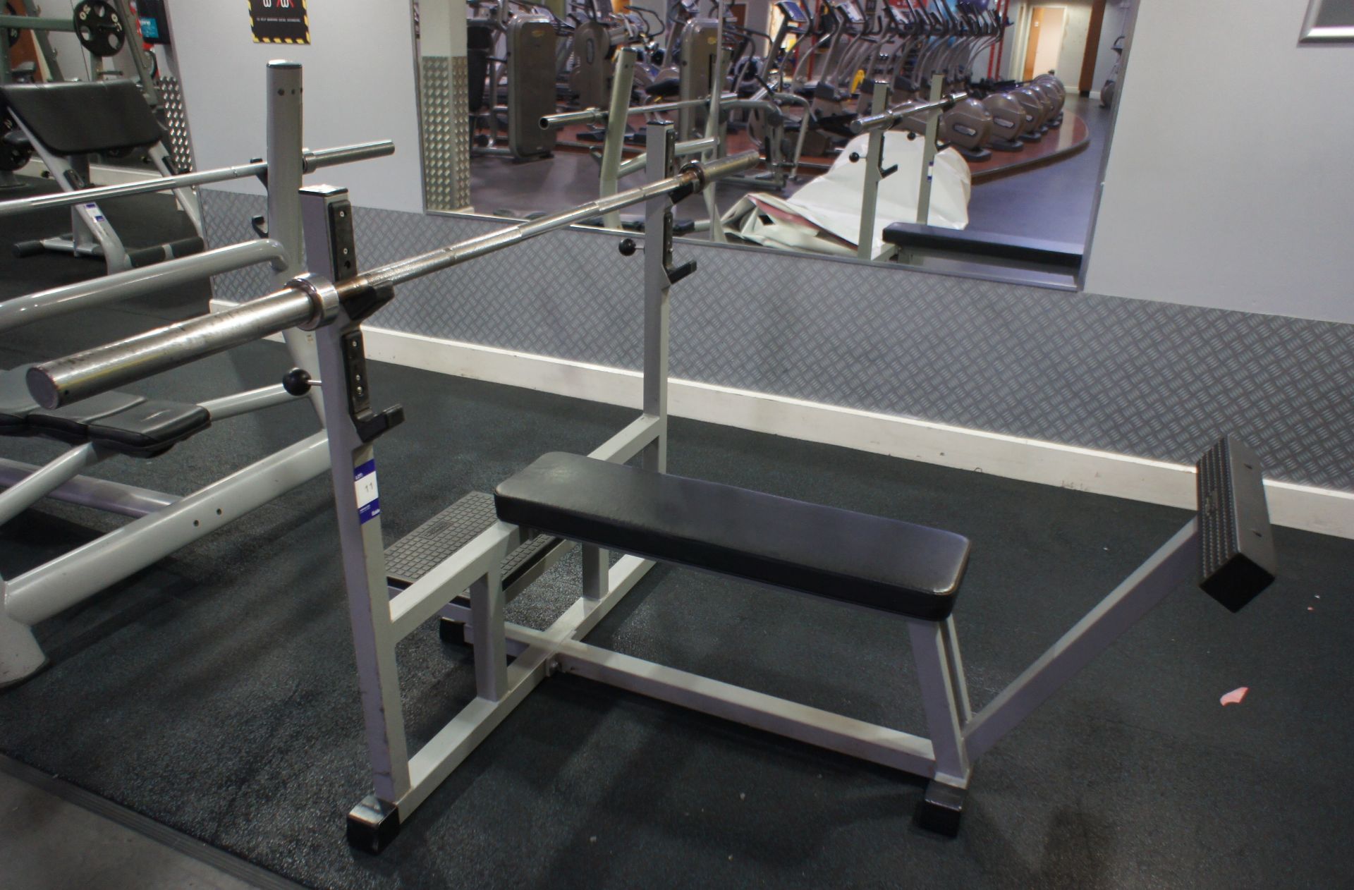 Technogym Weights Bench with Bar - Image 2 of 4