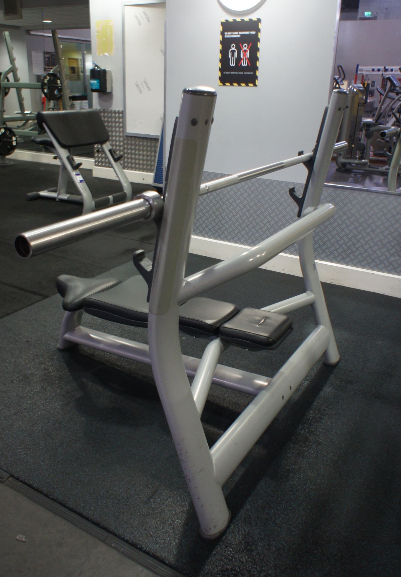 Technogym Weights Bench with Bar - Image 2 of 4