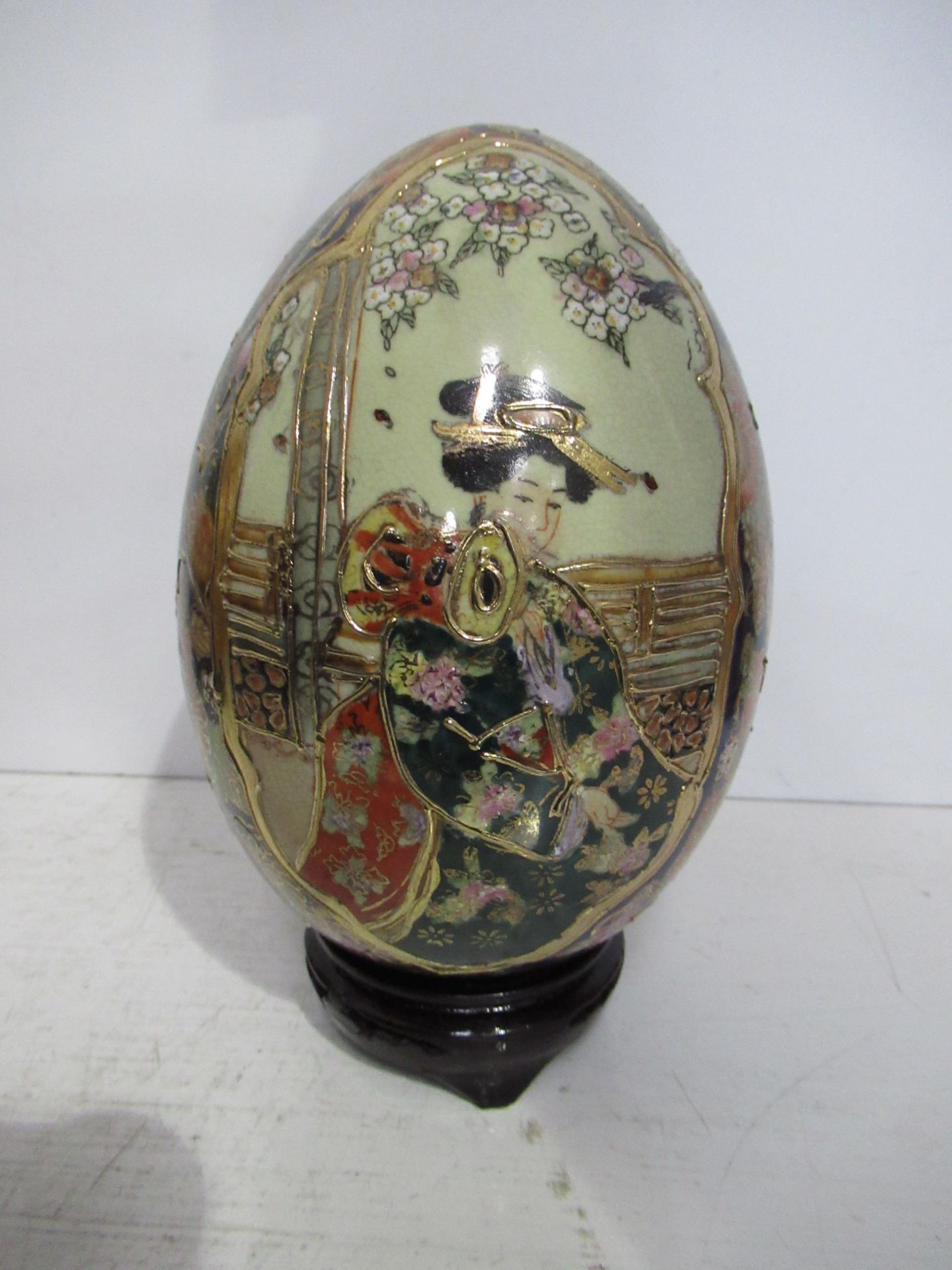3 x Chinese Themed Painted Eggs with Five Stands (17.5cm) - Image 5 of 8