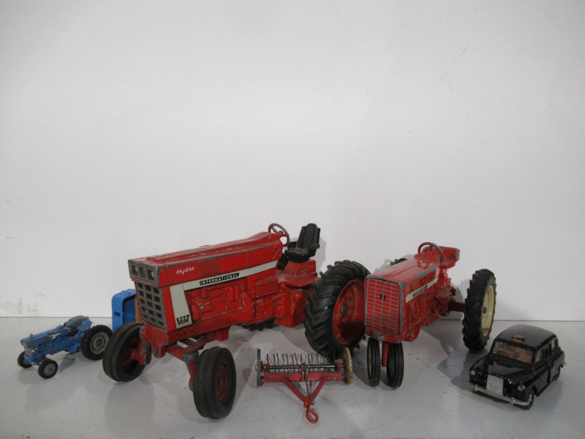 2 x Toy International Tractors Vehicle Toys and others - Image 2 of 11