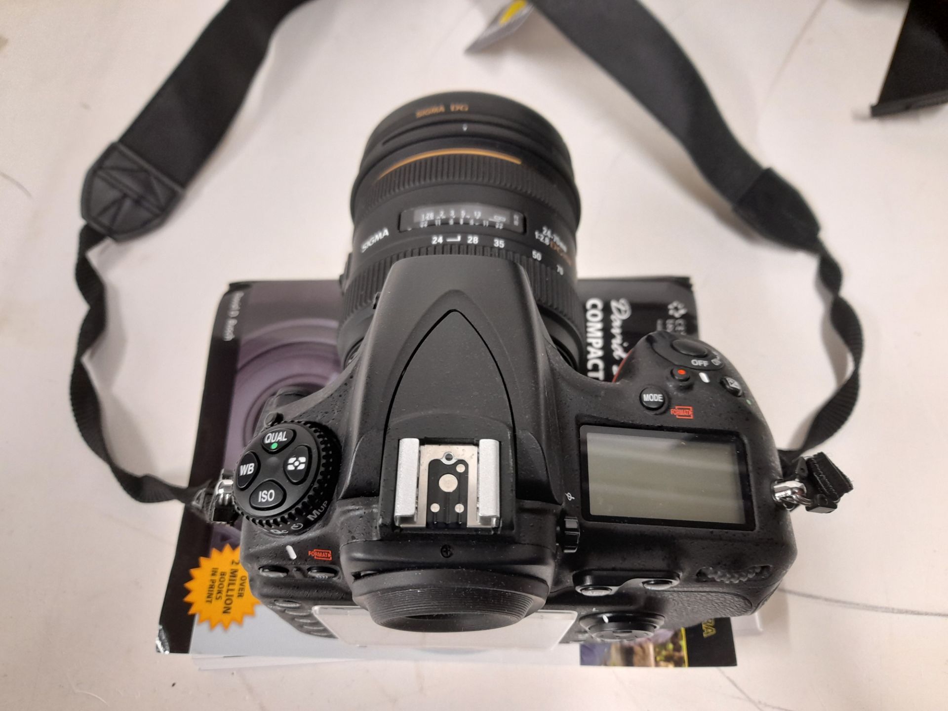 Nikon D810 Digital Camera with bag and charger - Image 6 of 10