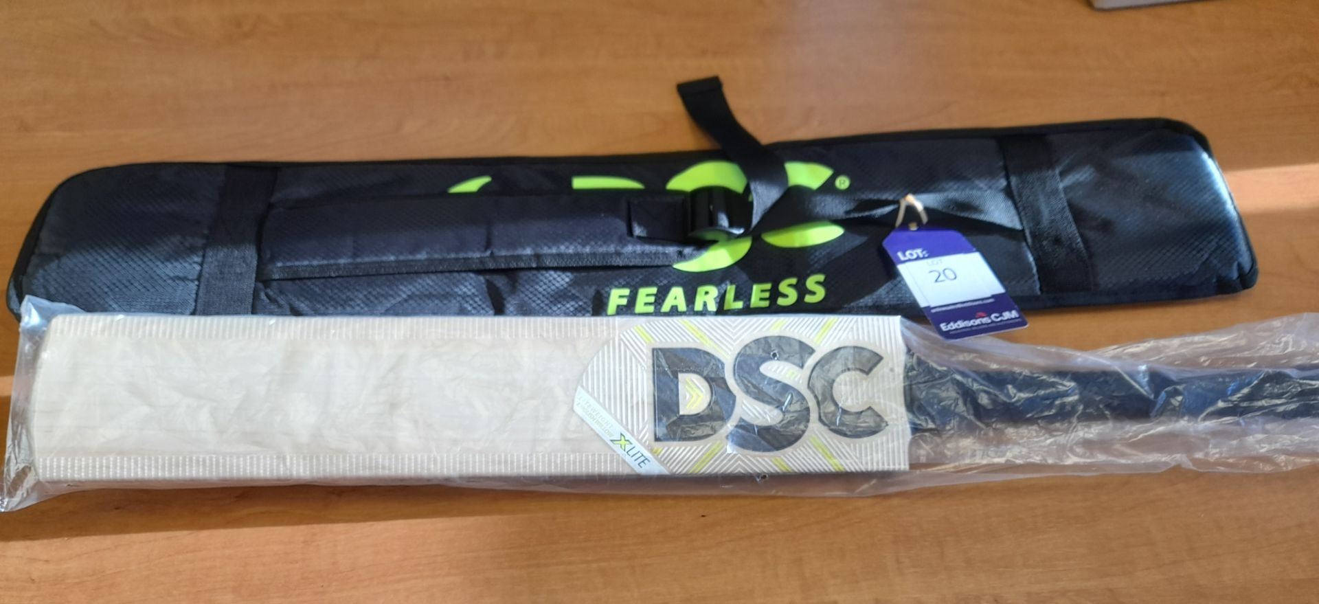 DSC Fearless XLite 4.0 Cricket Bat Size SH with Toe Protection with DSC Bat Cover - Unused - Image 2 of 3