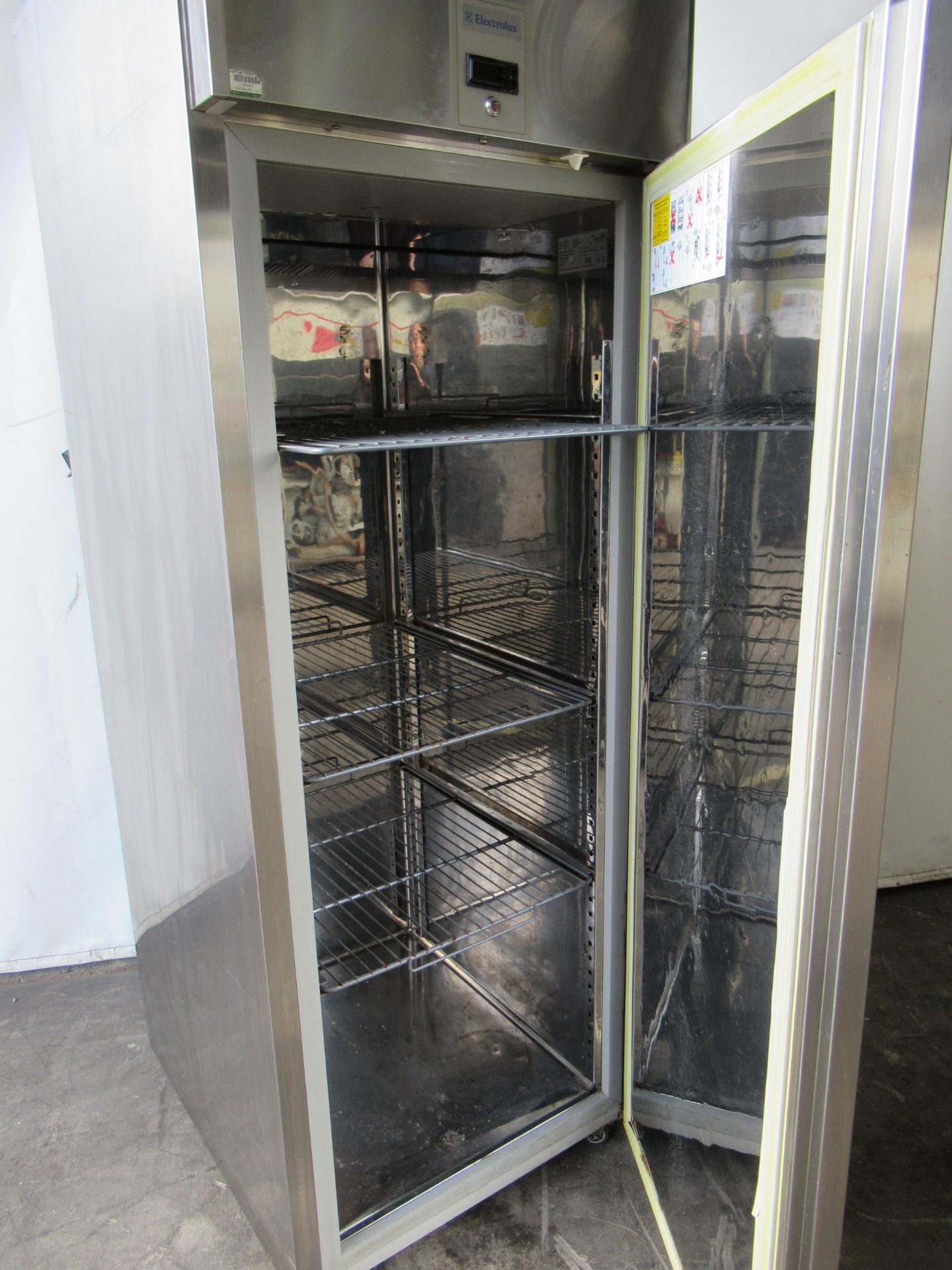 Electrolux Stainless Steel single Door Commercial Fridge, YOM:2013 Model RE471FRG - Image 2 of 5