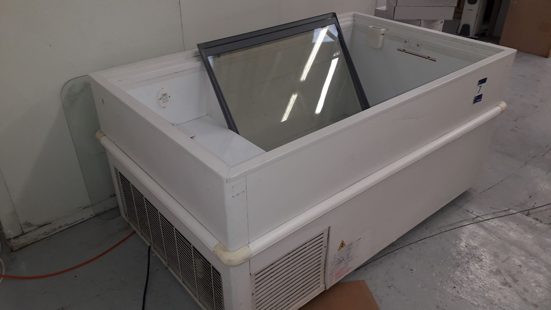 Unbadged Glazed Top Ice Cream Freezer 1,500 x 900 - Image 2 of 4