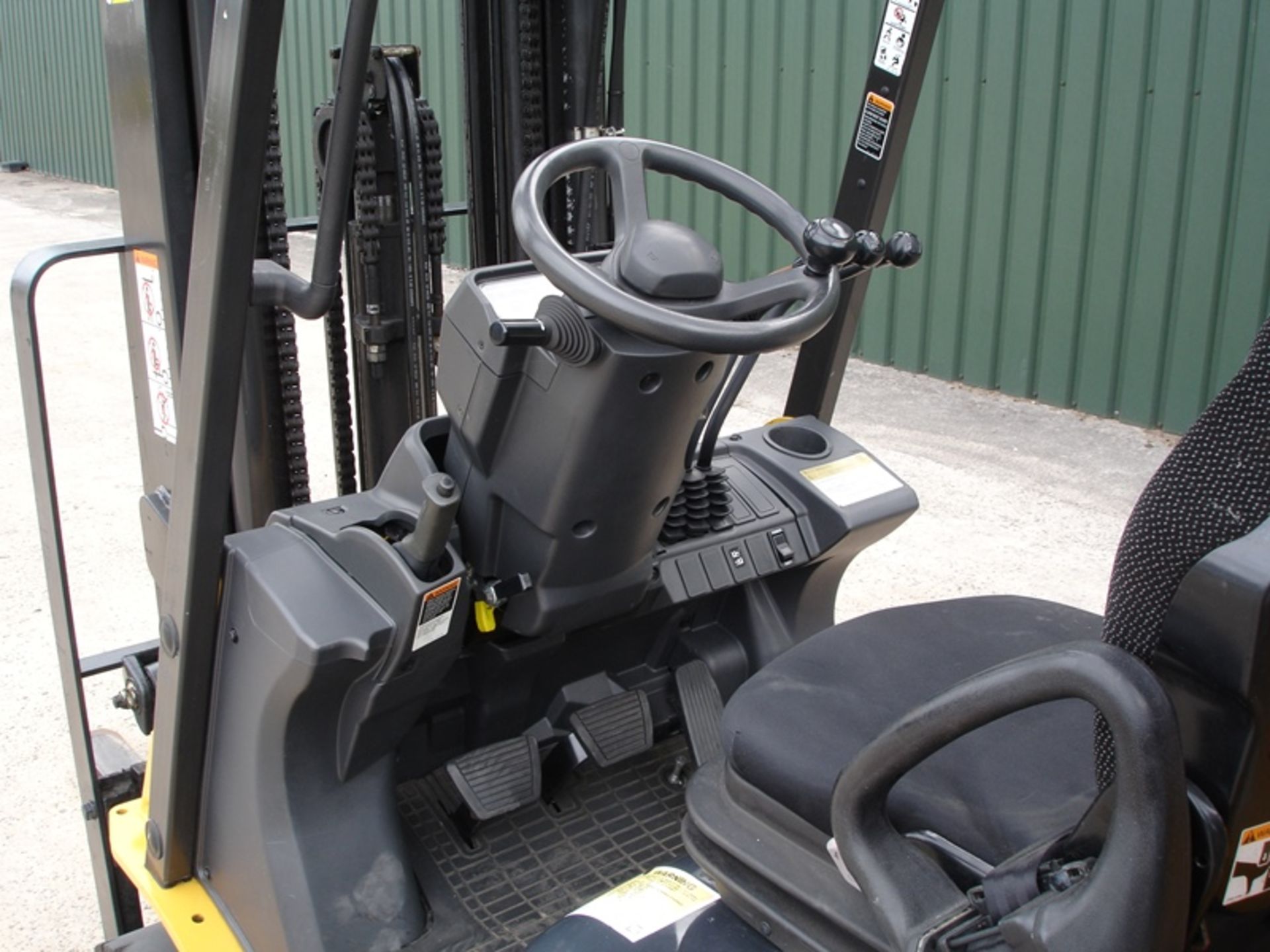 Caterpillar 2 Ton Compact Forklift (2014) - Image 6 of 8