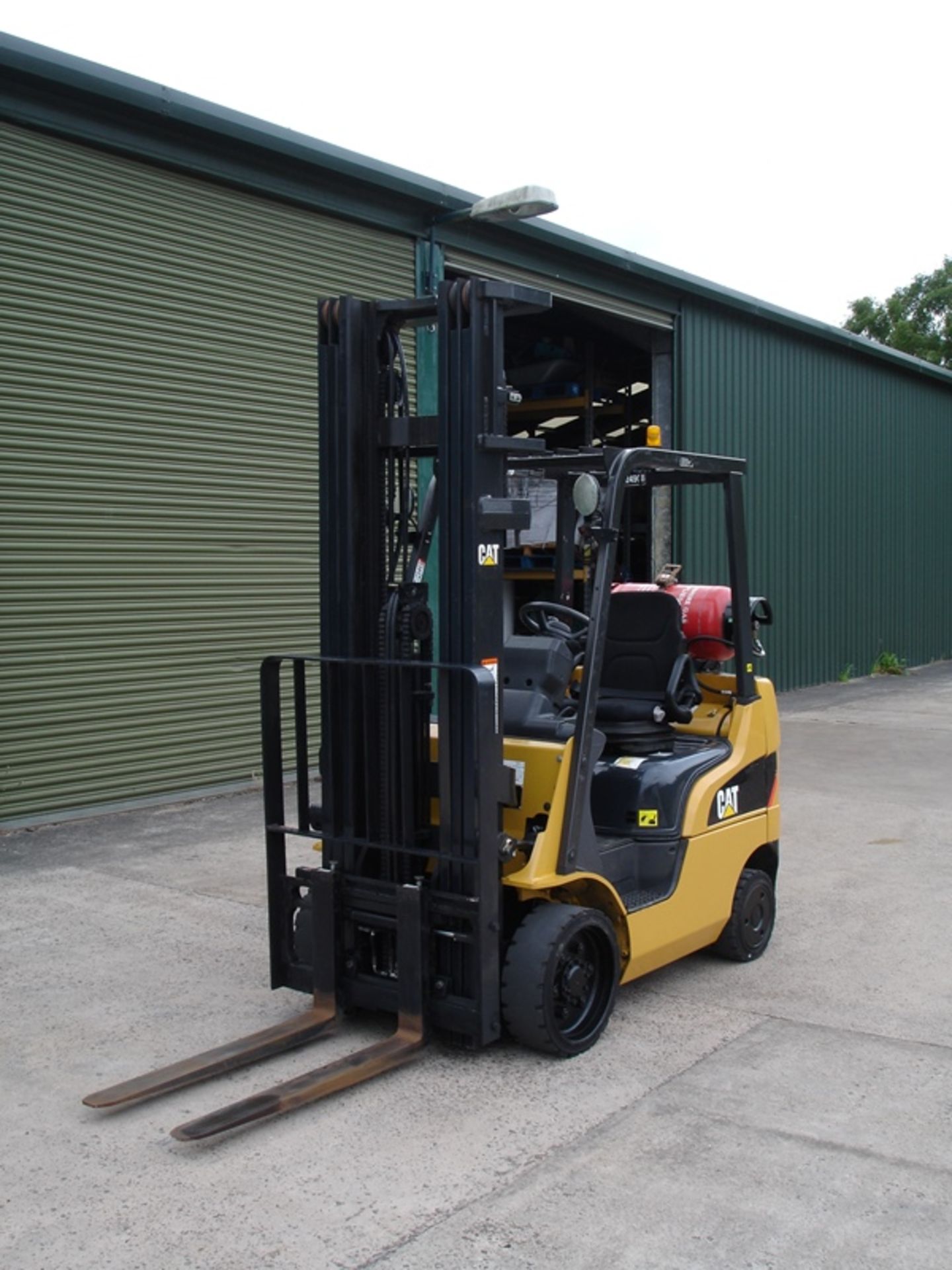 Caterpillar 2 Ton Compact Forklift (2014) - Image 5 of 8