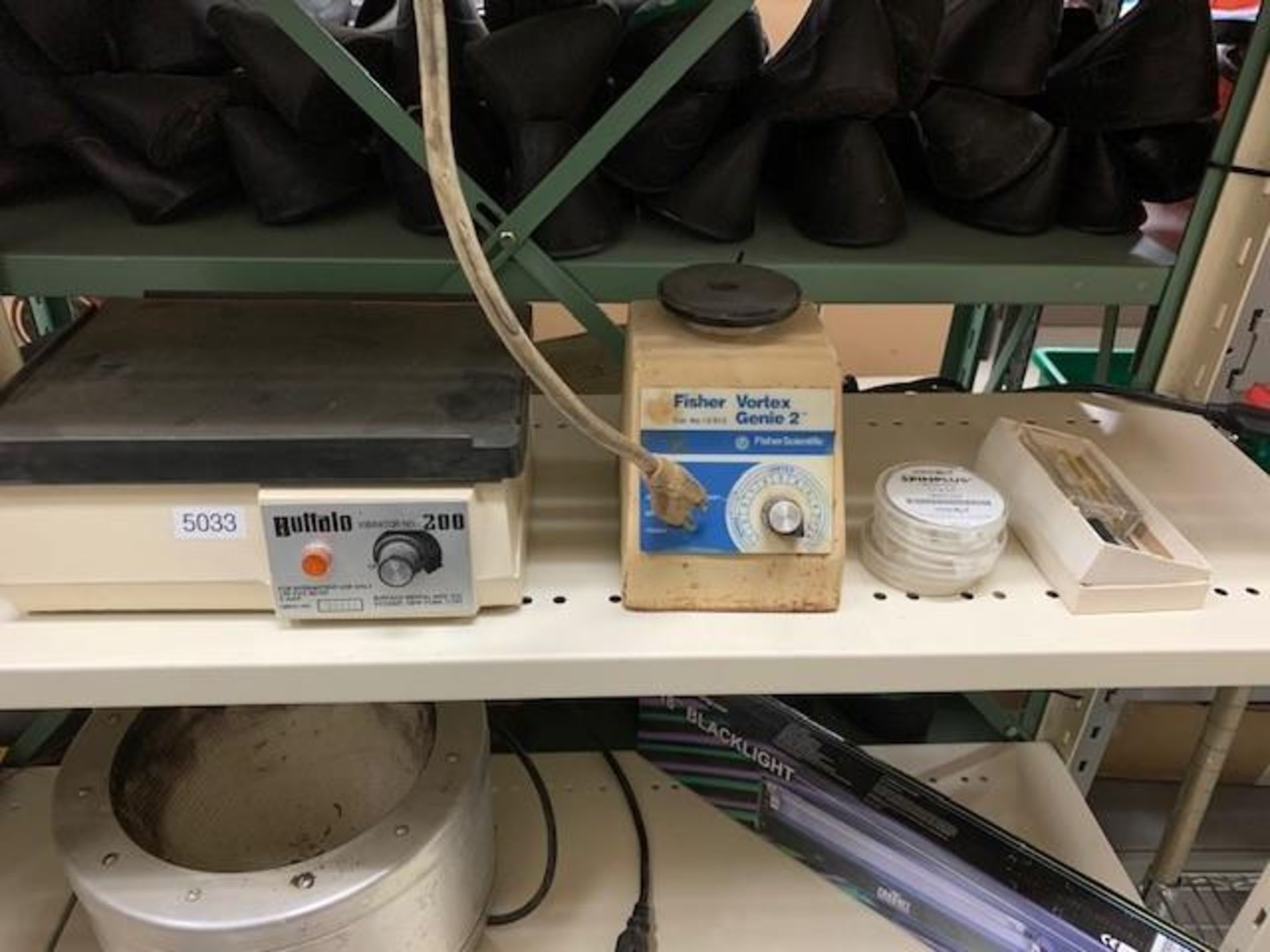 LOT: Contents on rack: Asst. Lab. Equipment - Image 2 of 5