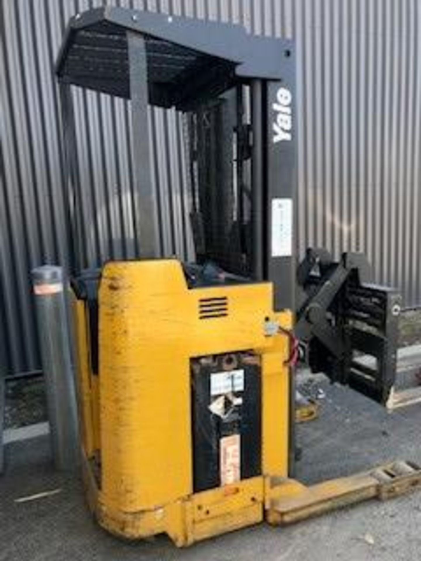 Yale Reach Lift, cap: 4,500lbs, 36 votls (NO Charger, Battery Functional but Weak) THIS LOT IS - Image 4 of 5