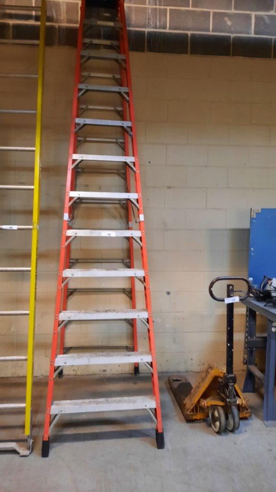 12' Fiberglass Step Ladder