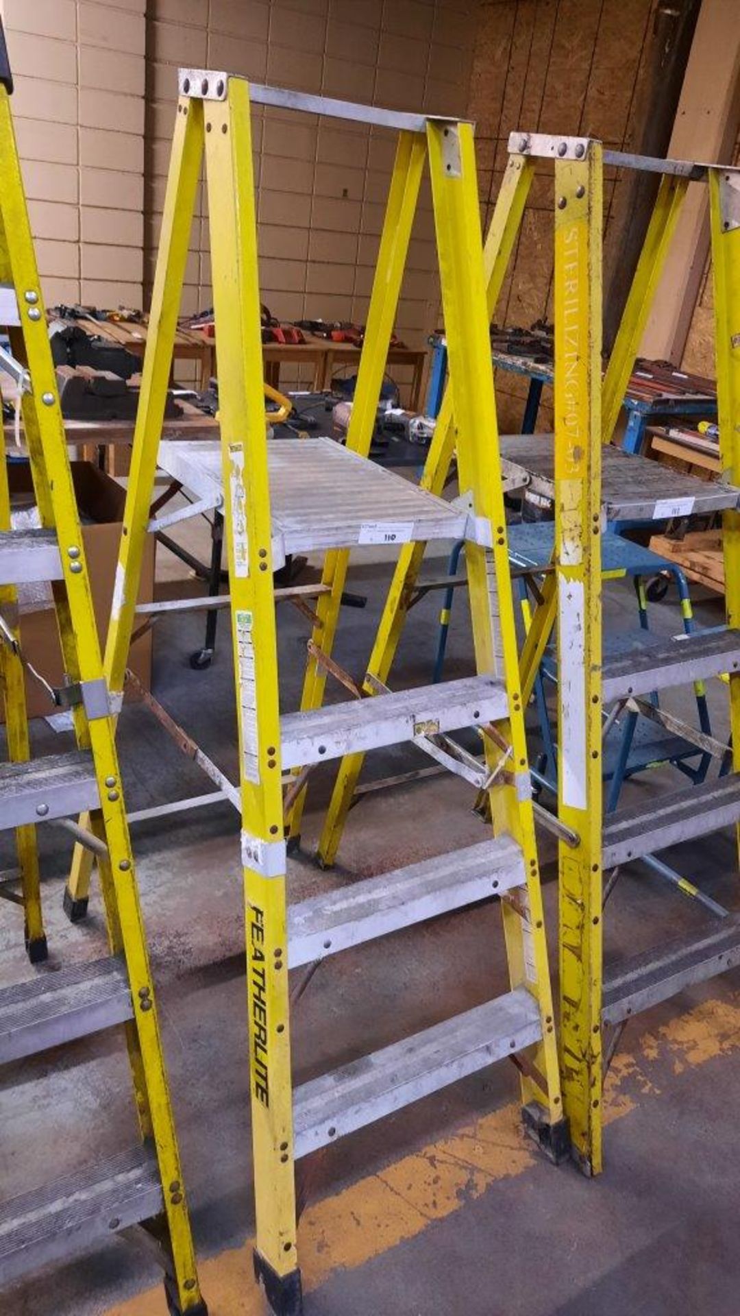 FEATHERLITE 6' Platform Step Ladder