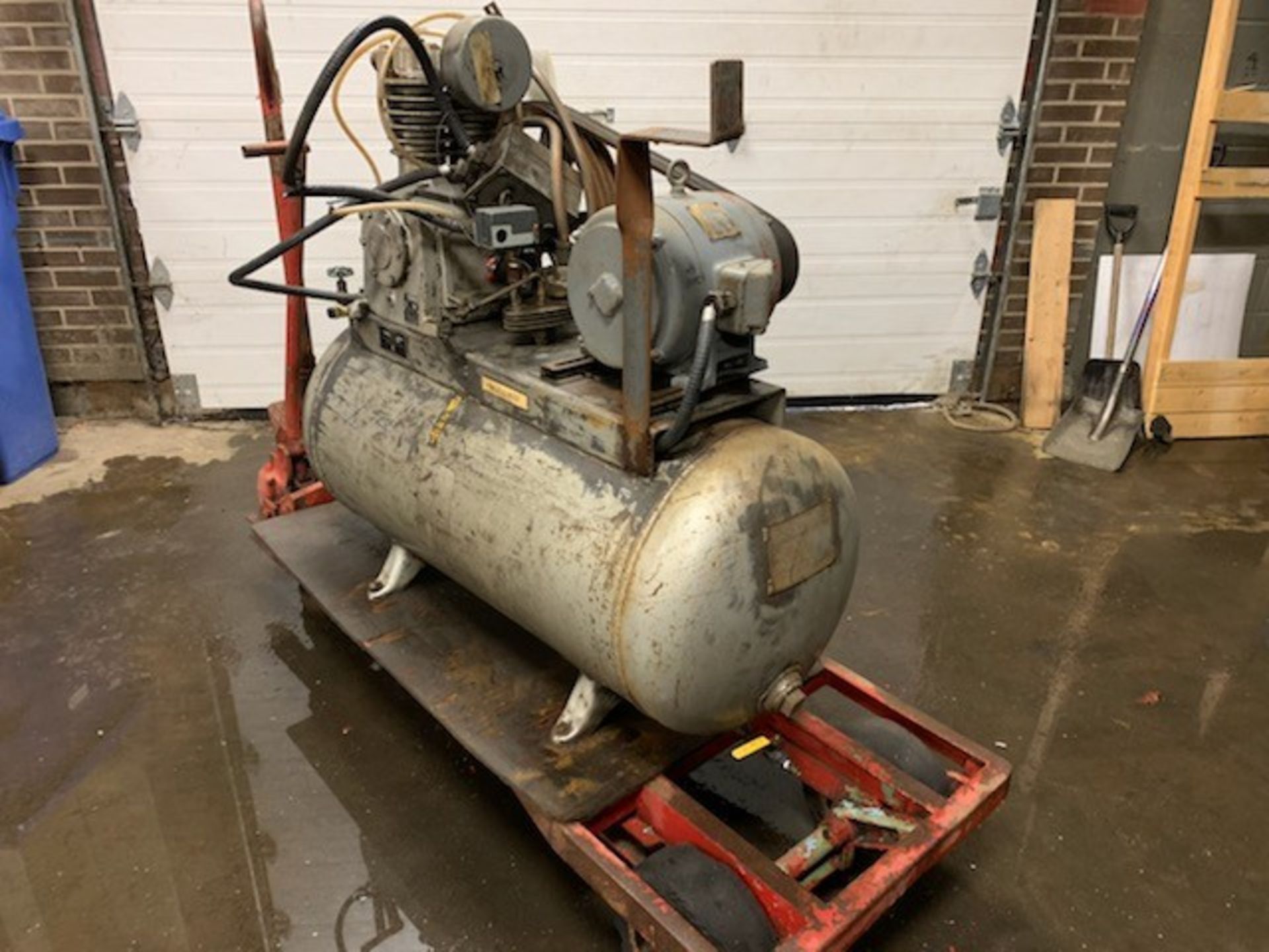 DeVilbiss 150psi air Compressor on cart (good working condition) - Image 3 of 7