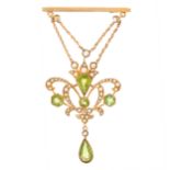 AN ANTIQUE PERIDOT AND PEARL BROOCH, EARLY 20TH CENTURY in yellow gold, formed of foliate
