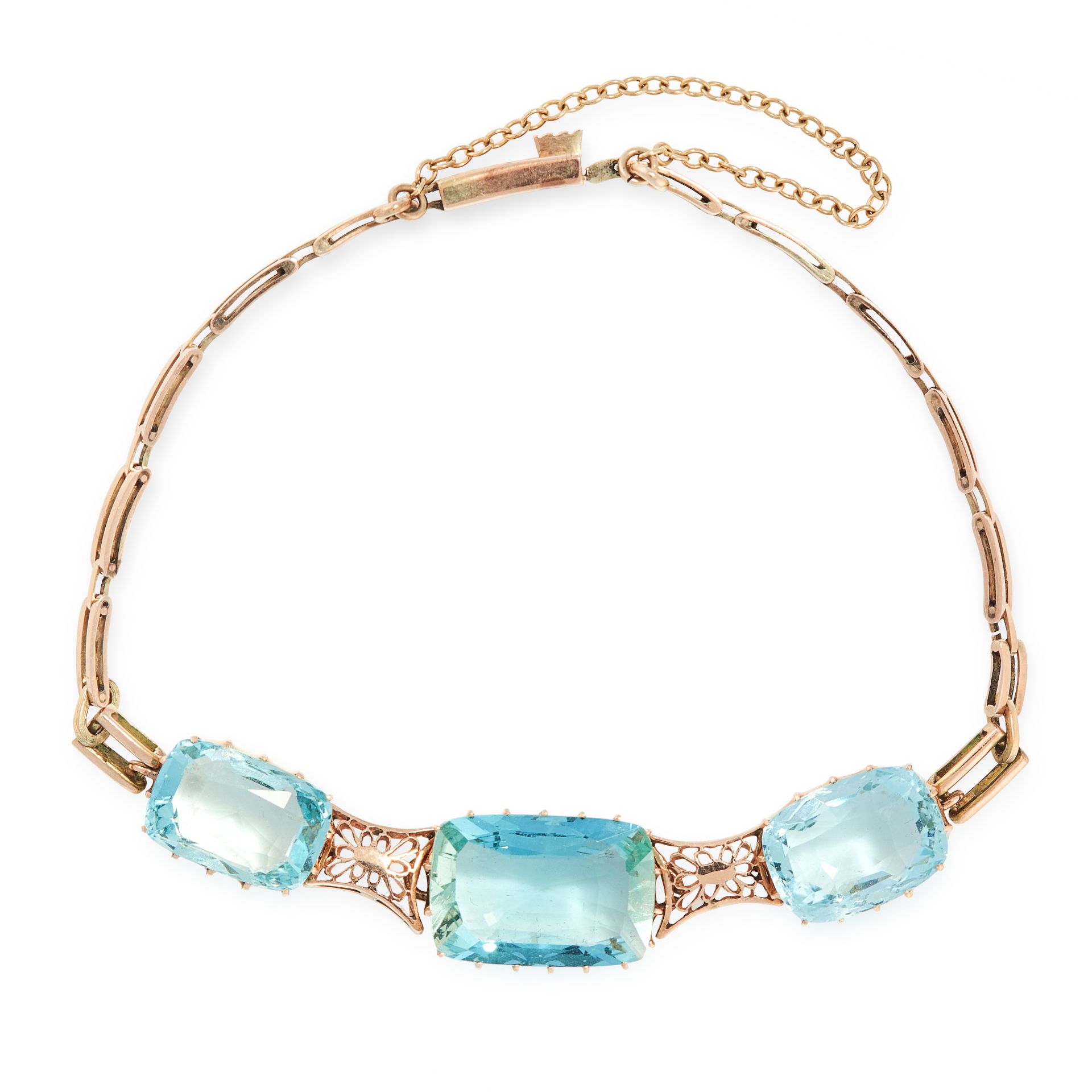 AN AQUAMARINE BRACELET, EARLY 20TH CENTURY in yellow gold, set with a trio of graduated cushion