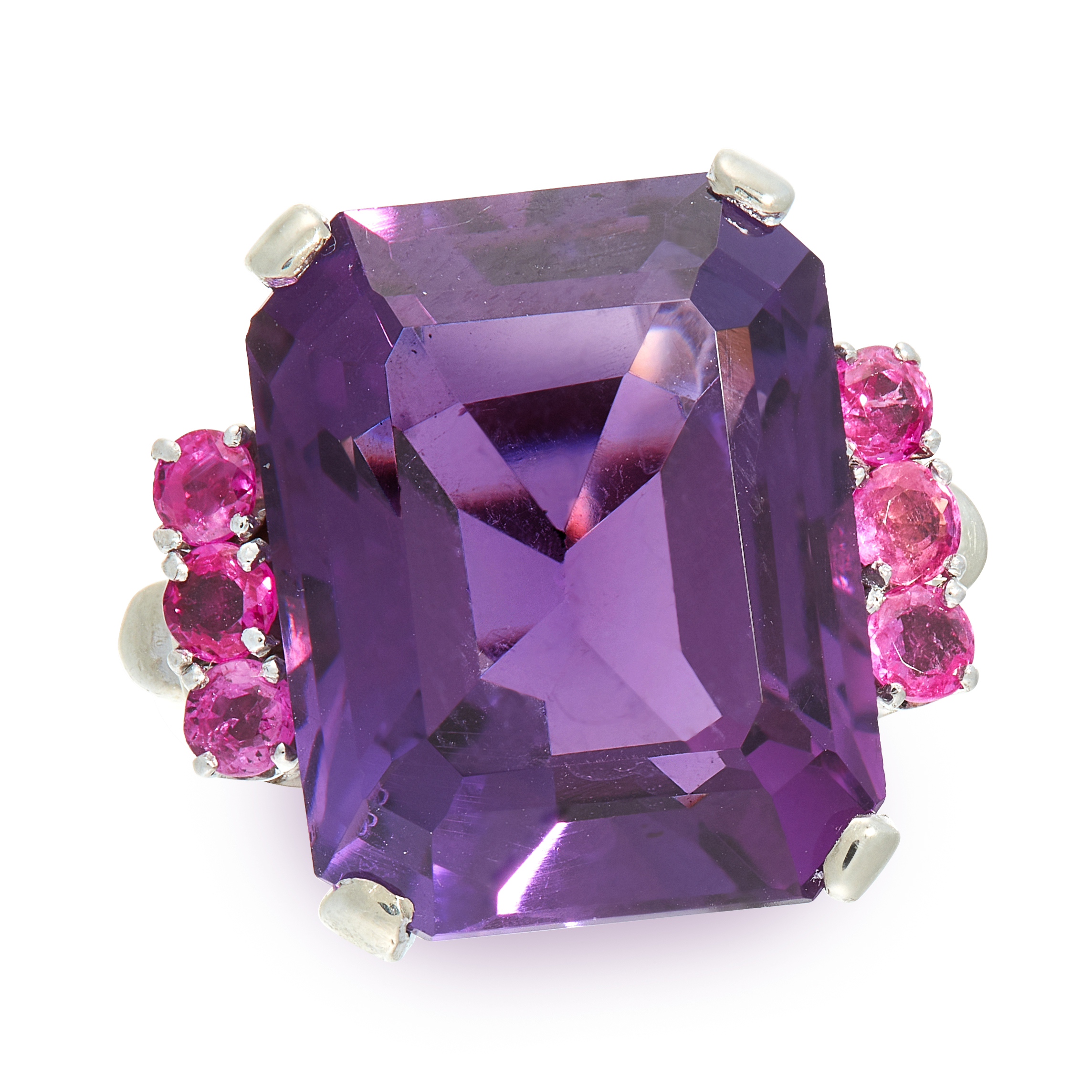 AN AMETHYST AND RUBY COCKTAIL RING in 18ct white gold, set with an emerald cut amethyst of 19.28