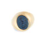 AN ANTIQUE HARDSTONE INTAGLIO SIGNET / SEAL RING in yellow gold, the tapering band set with a