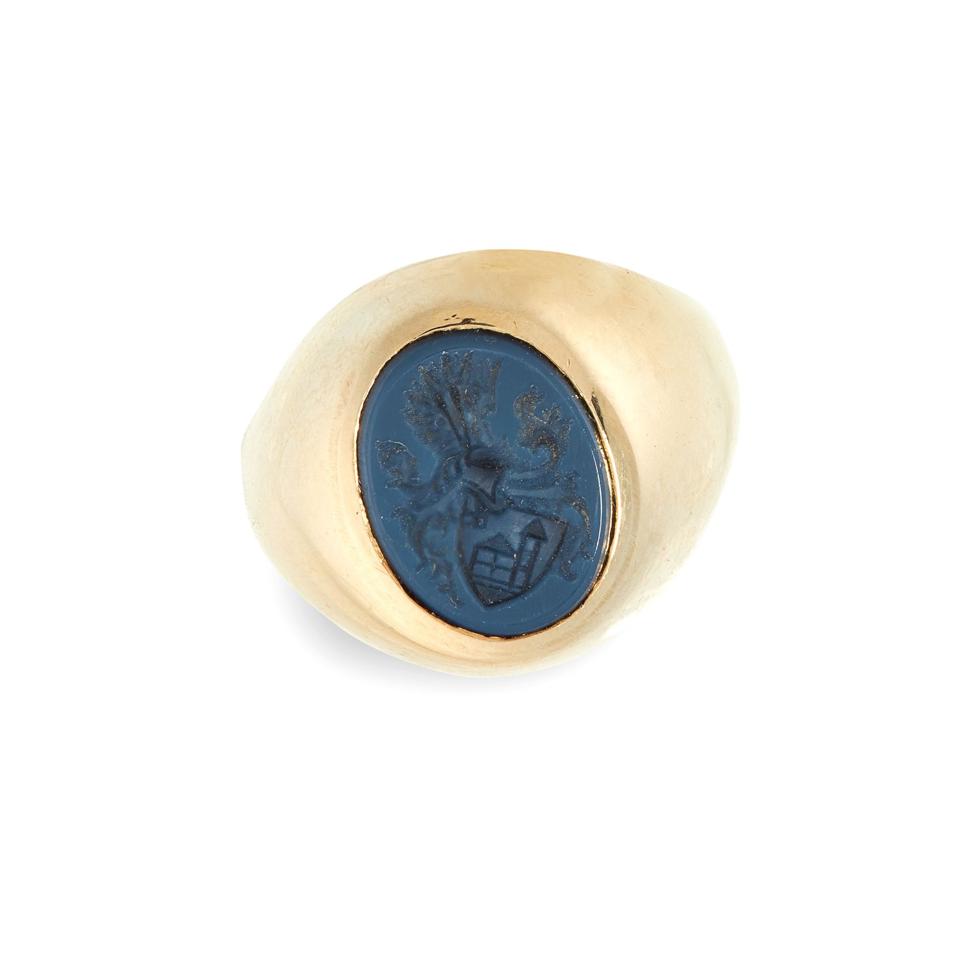 AN ANTIQUE HARDSTONE INTAGLIO SIGNET / SEAL RING in yellow gold, the tapering band set with a